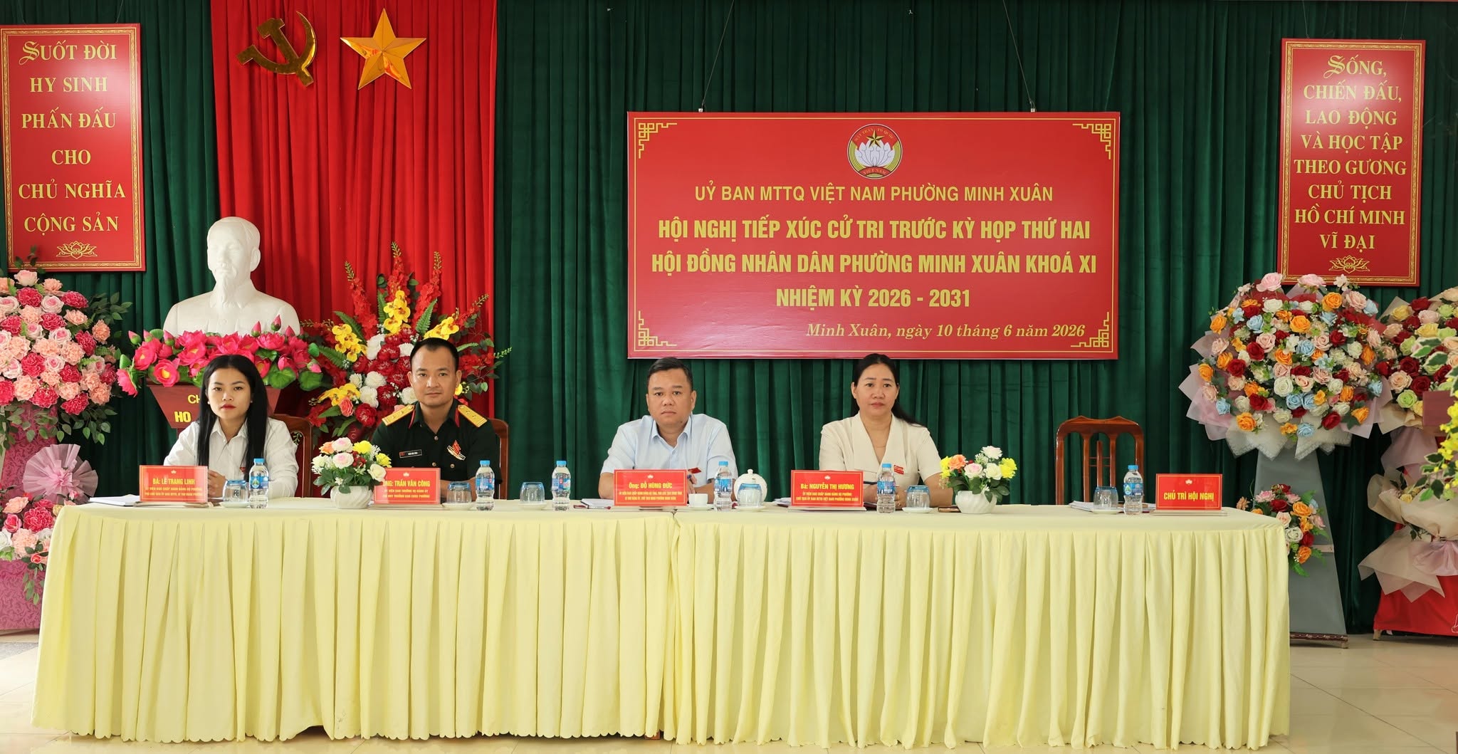 Đồng chí Phó Chủ tịch Ủy ban nhân dân tỉnh, Bí thư Đảng ủy, Chủ tịch HĐND phường Minh Xuân Đỗ Hùng Đức, tiếp xúc cử tri tổ dân phố Tân Hà trước kỳ họp thứ hai Hội đồng nhân dân phường Minh Xuân khóa XI. 