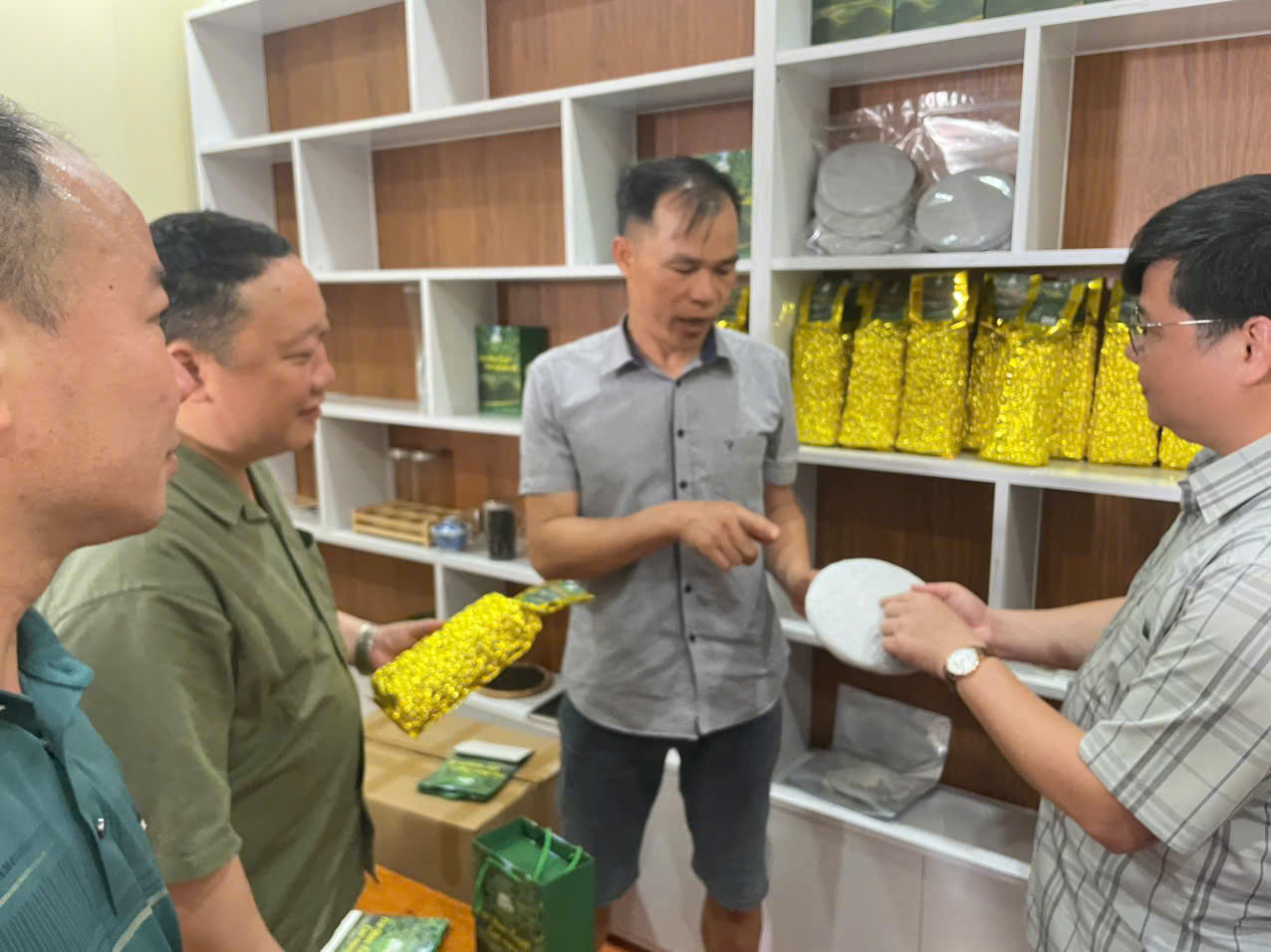 ĐOÀN CÔNG TÁC XÃ MINH TÂN THAM QUAN, HỌC TẬP KINH NGHIỆM PHÁT TRIỂN KINH TẾ TẠI XÃ TÙNG VÀI