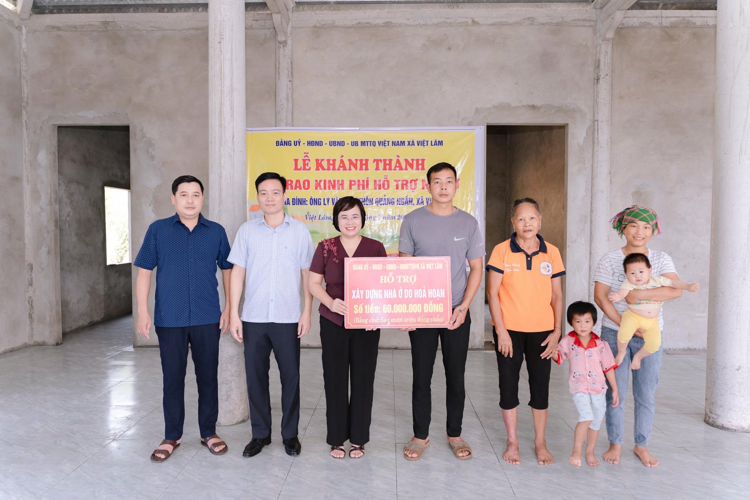 XÃ VIỆT LÂM KHÁNH THÀNH, TRAO KINH PHÍ HỖ TRỢ NHÀ Ở CHO GIA ĐÌNH BỊ HỎA HOẠN