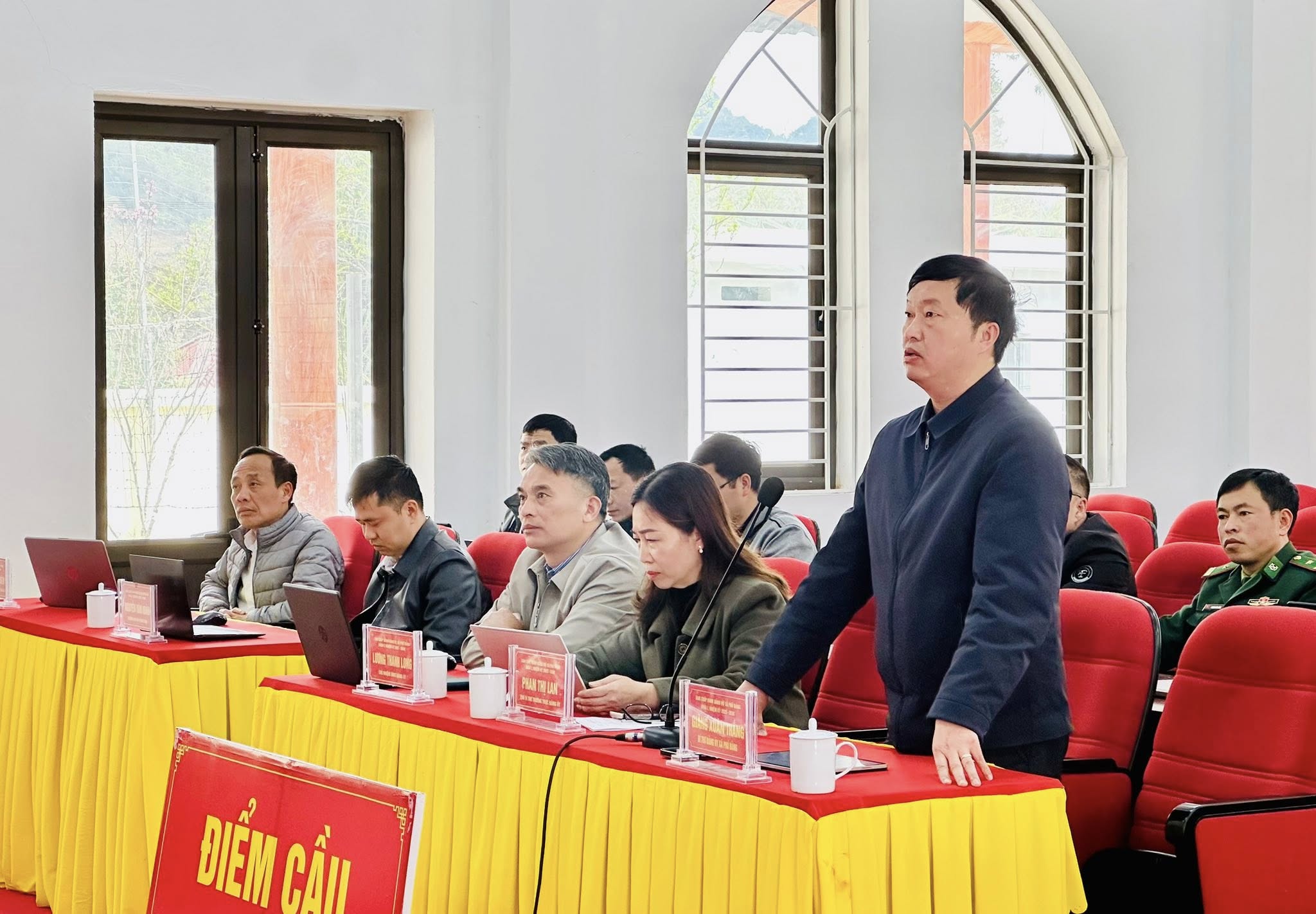 BÍ THƯ TỈNH ỦY GIAO BAN VỚI BÍ THƯ ĐẢNG ỦY CÁC XÃ BIÊN GIỚI