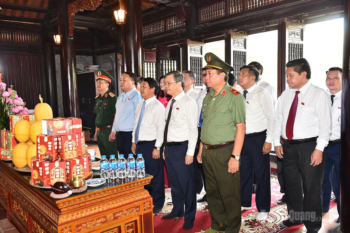 Đoàn đại biểu HĐND tỉnh dâng hương tưởng nhớ Chủ tịch Hồ Chí Minh và các Anh hùng liệt sĩ