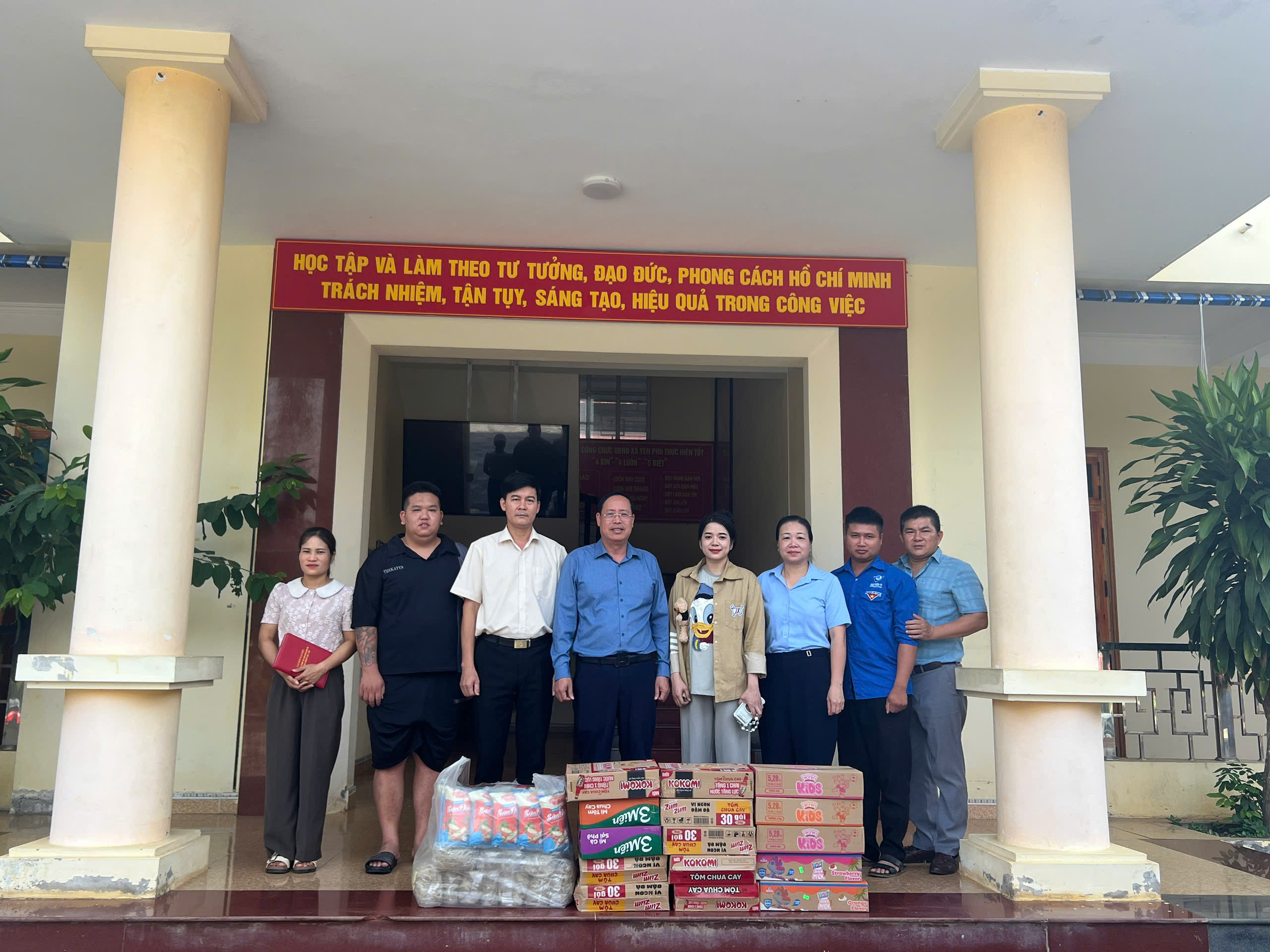 CẤP ỦY, CHÍNH QUYỀN, MẶT TRẬN TỔ QUỐC VÀ LỰC LƯỢNG VŨ TRANG XÃ YÊN PHÚ CHUNG TAY HỖ TRỢ NHÂN DÂN ỔN ĐỊNH CUỘC SỐNG SAU MƯA BÃO