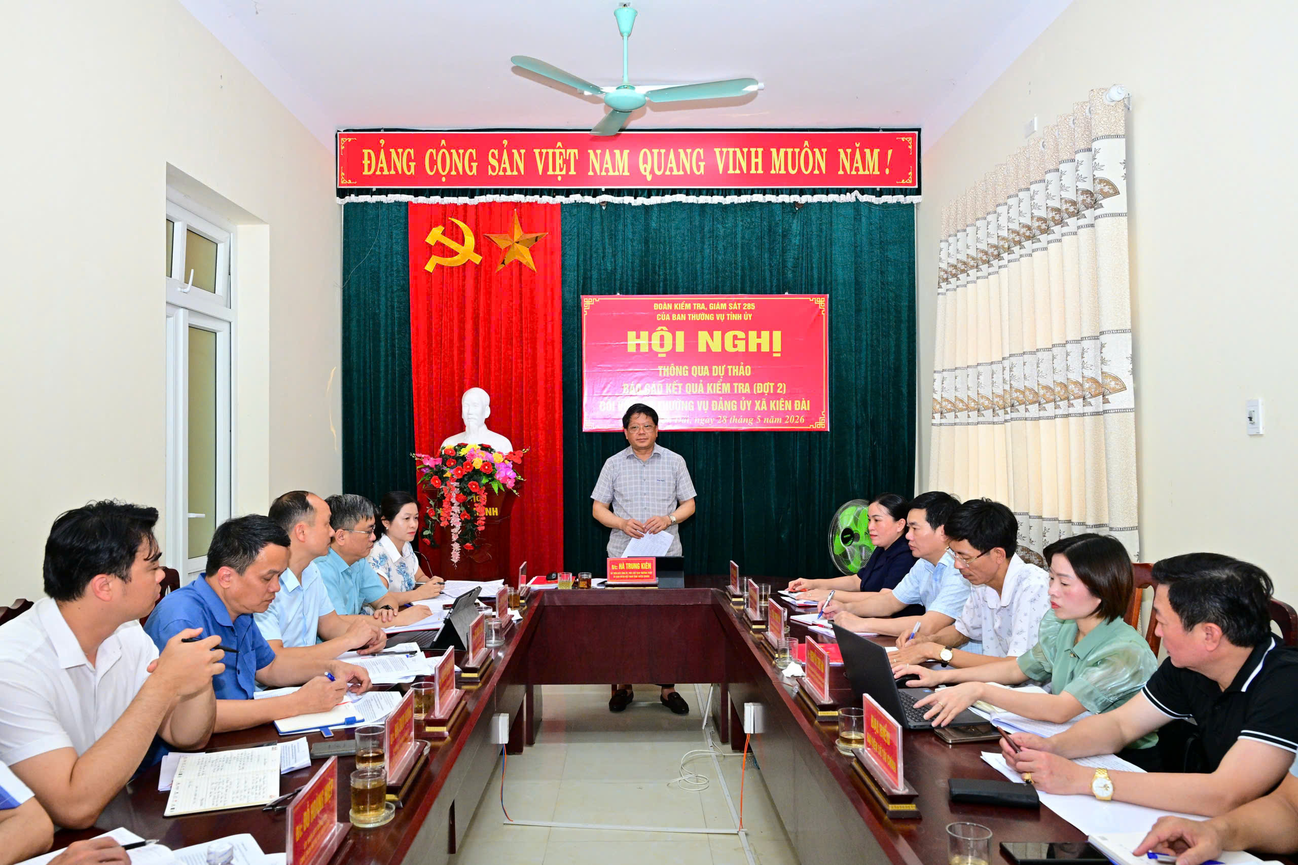 Đồng chí Hà Trung Kiên, Ủy viên Ban Thường vụ Tỉnh ủy, Phó Chủ tịch Thường trực Ủy ban MTTQ Việt Nam tỉnh cùng các thành viên Đoàn kiểm tra, giám sát số 285 của Ban Thường vụ Tỉnh ủy thông qua dự thảo kết quả kiểm tra đợt 2 đối với Ban Thường vụ Đảng ủy xã Kiên Đài