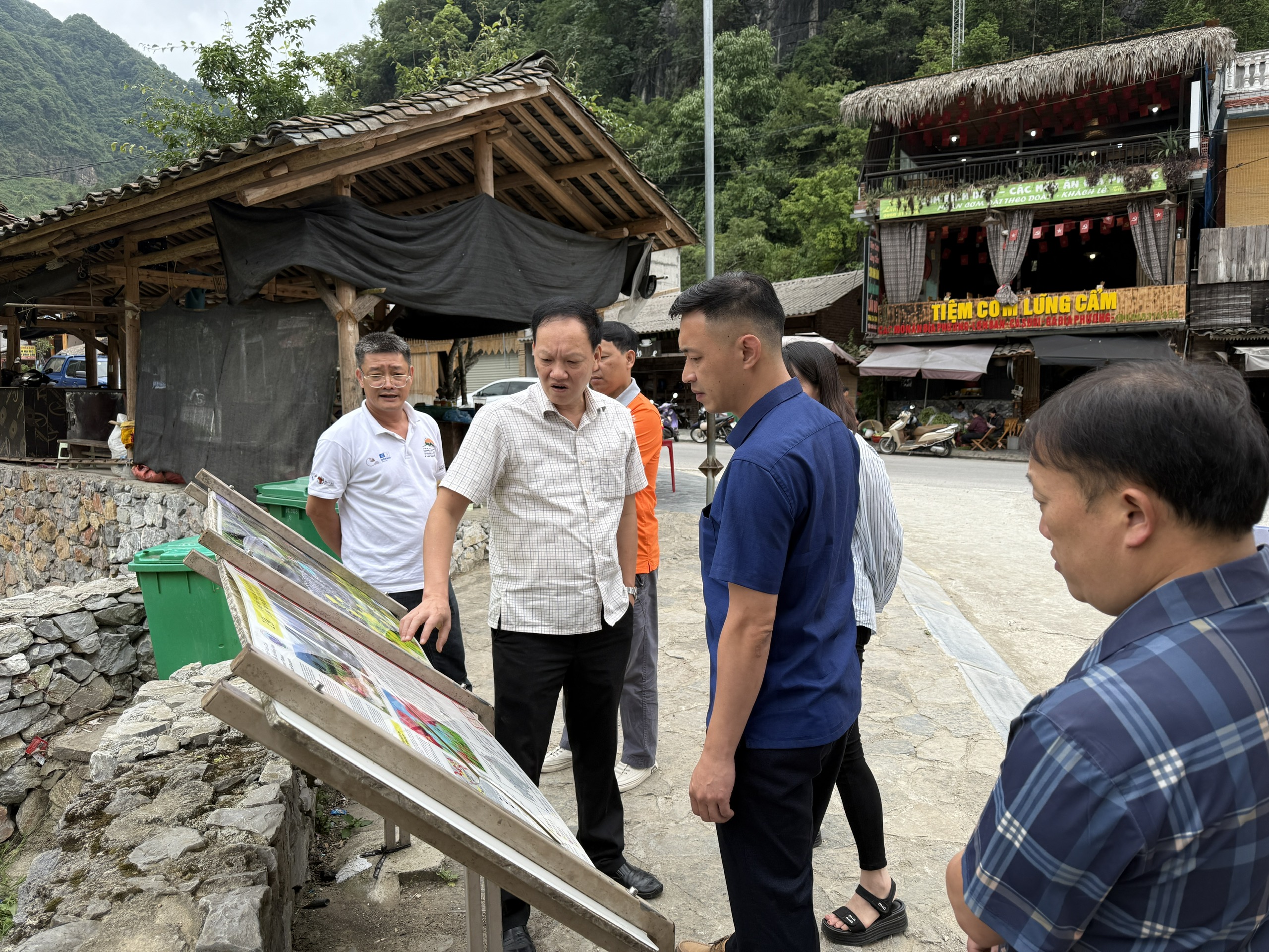 UBND XÃ SÀ PHÌN LÀM VIỆC VỚI ĐOÀN KIỂM TRA THỰC TẾ CÔNG TÁC CHUẨN BỊ TÁI THẨM ĐỊNH CÔNG VIÊN ĐỊA CHẤT TOÀN CẦU UNESCO CAO NGUYÊN ĐÁ ĐỒNG VĂN LẦN THỨ IV NĂM 2026