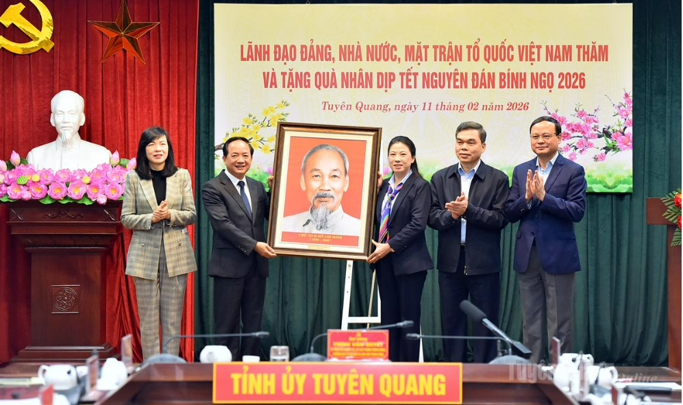 TRƯỞNG BAN TUYÊN GIÁO VÀ DÂN VẬN TRUNG ƯƠNG TRỊNH VĂN QUYẾT THĂM, CHÚC TẾT TỈNH TUYÊN QUANG