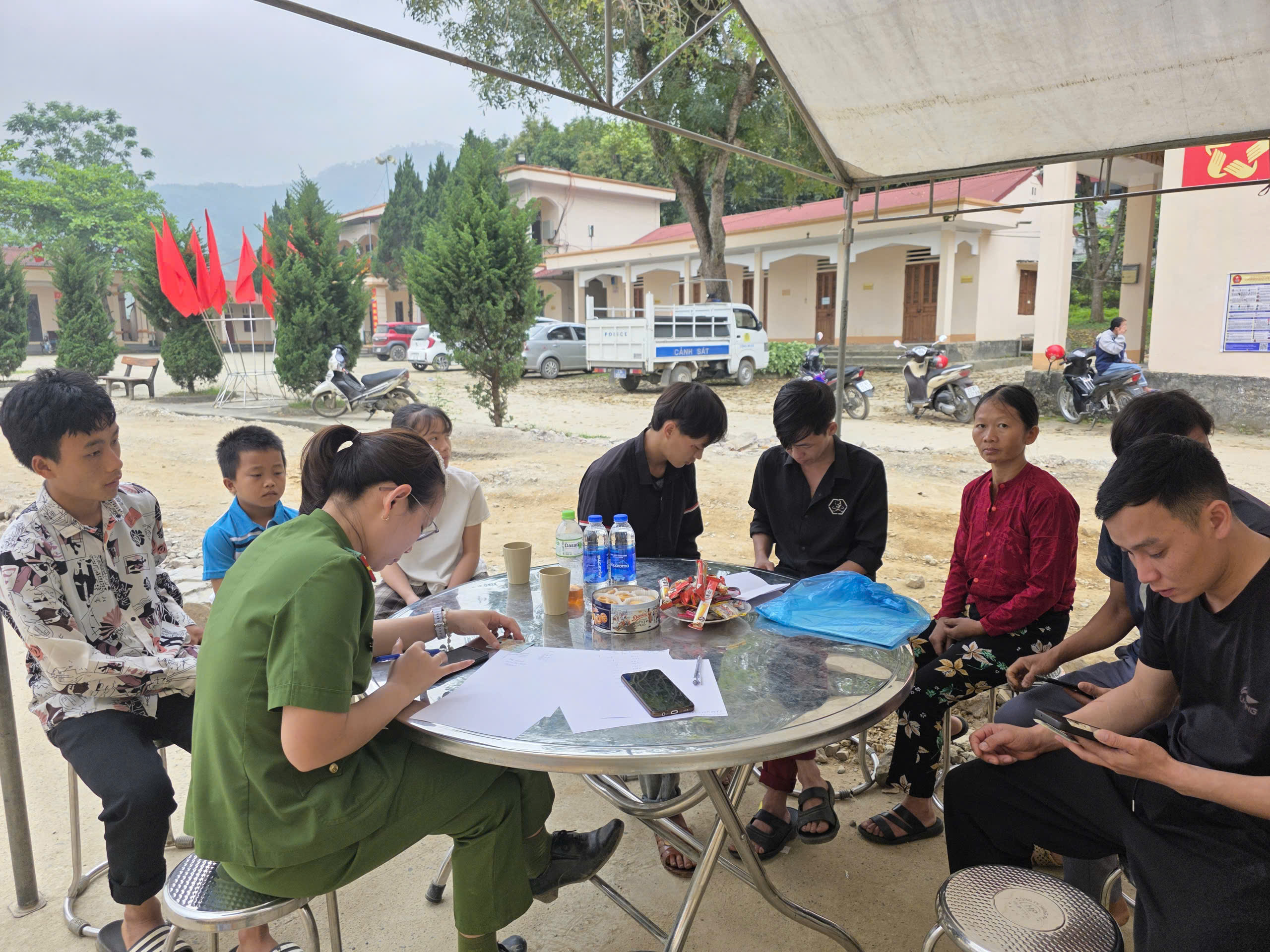 CÔNG AN XÃ THUẬN HÒA ĐẨY MẠNH HỖ TRỢ NGƯỜI DÂN TÍCH HỢP AN SINH XÃ HỘI TRÊN ỨNG DỤNG VNeID