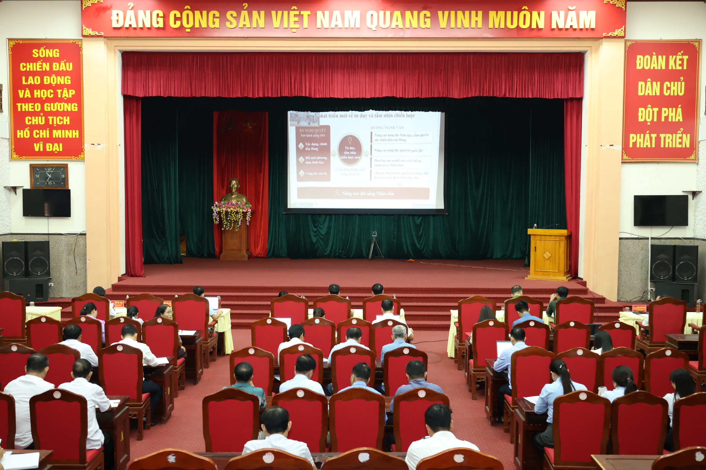 Xã Lâm Bình tham dự Hội nghị trực tuyến toàn quốc nghiên cứu, học tập, quán triệt các nghị quyết của Trung ương