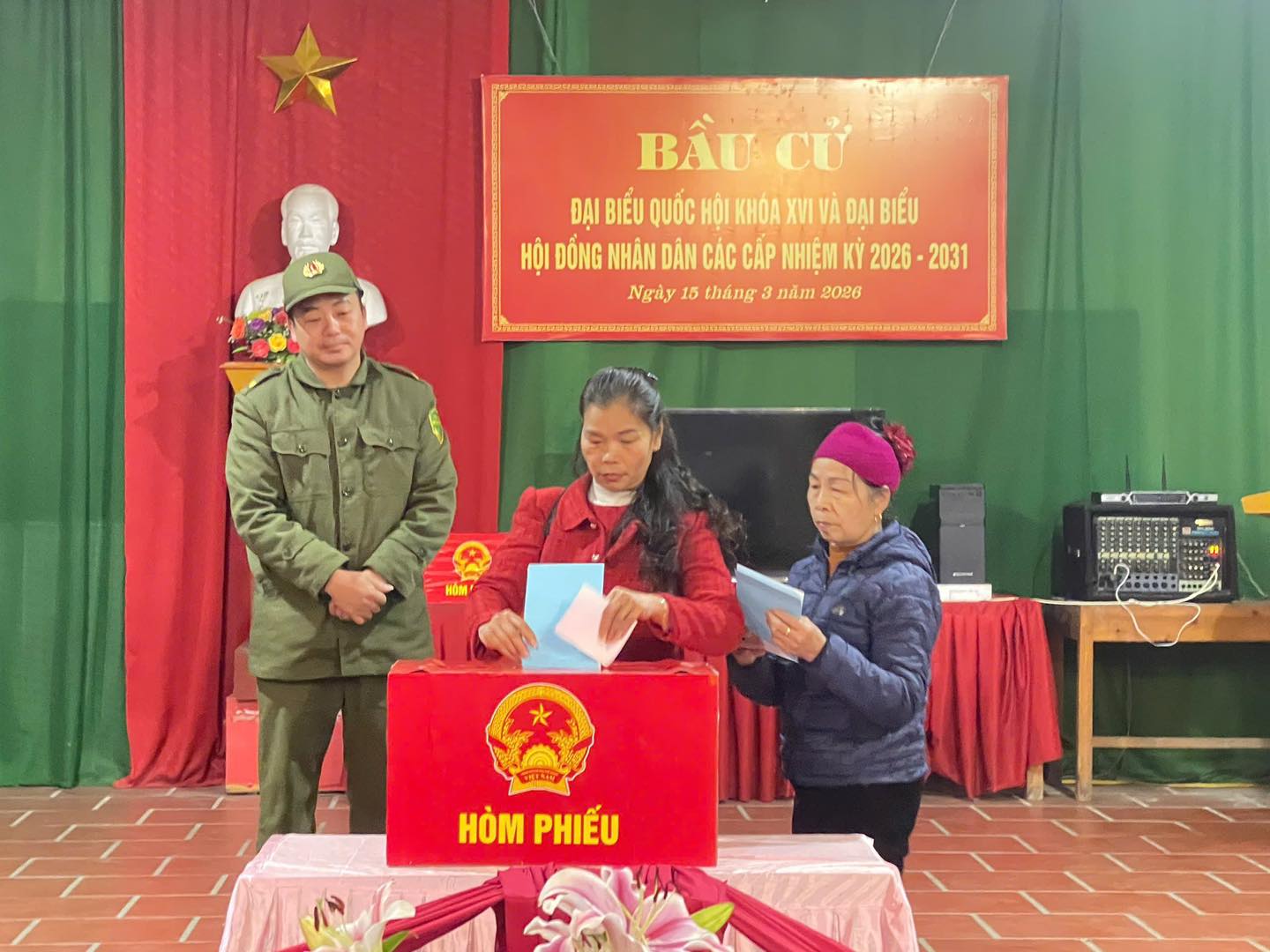 NHỮNG LÁ PHIẾU ĐẦU TIÊN TẠI ĐIỂM BẦU CỬ SỚM NHẤT TỈNH