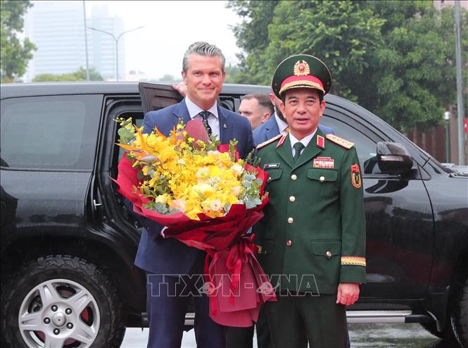 Defense Minister welcomes and holds talks with his U.S. counterpart