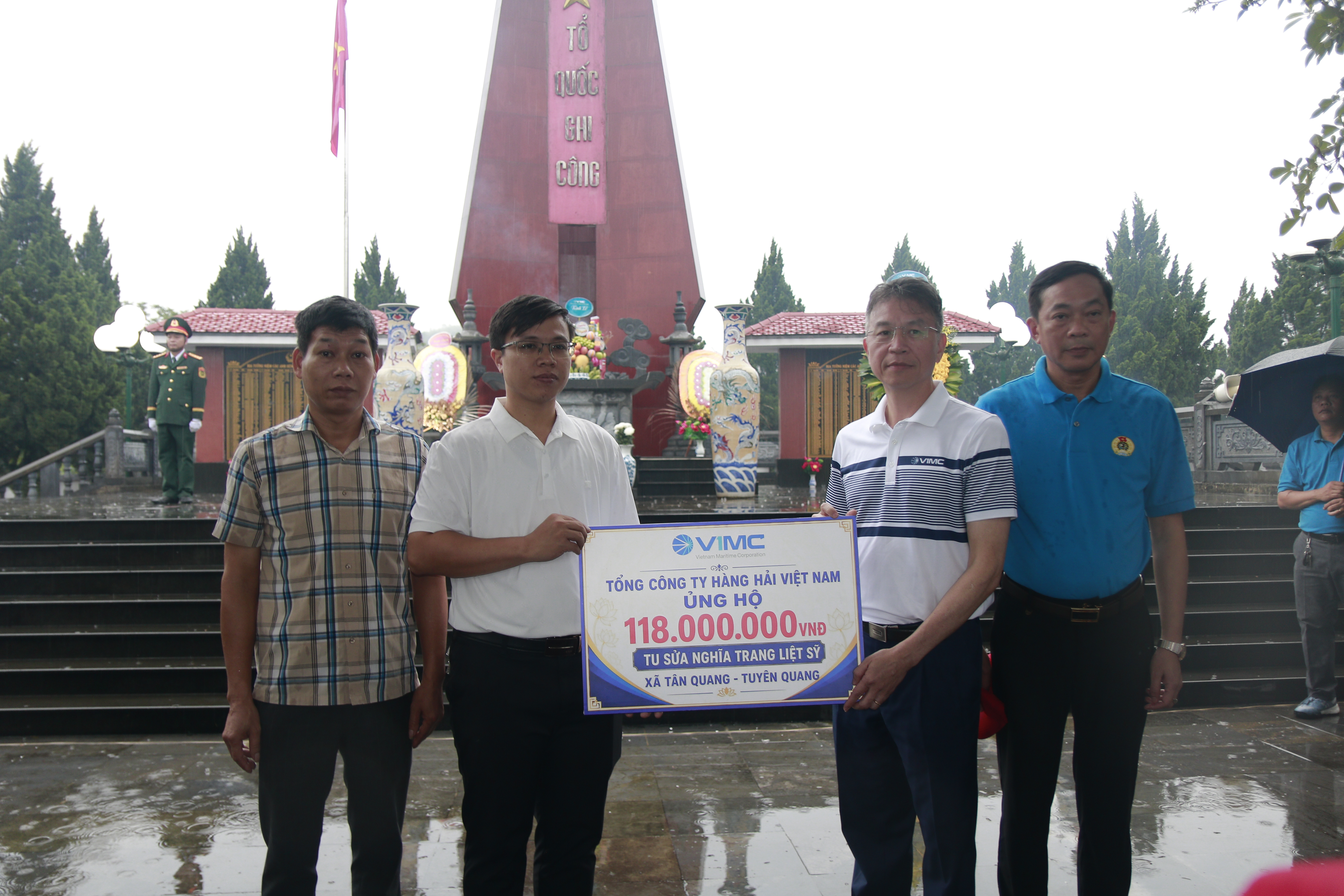 Đoàn đại biểu Tổng Công ty Hàng hải Việt Nam dâng hương, viếng anh linh các anh hùng liệt sỹ tại nghĩa trang liệt sỹ xã Tân Quang
