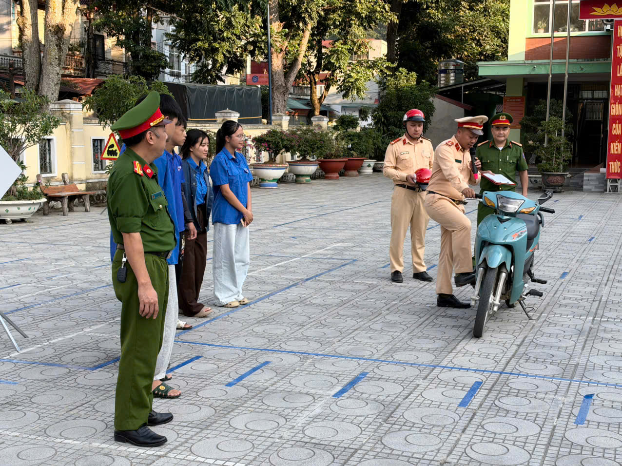 CÔNG AN XÃ MÈO VẠC RA MẮT MÔ HÌNH “CỔNG TRƯỜNG AN TOÀN GIAO THÔNG”