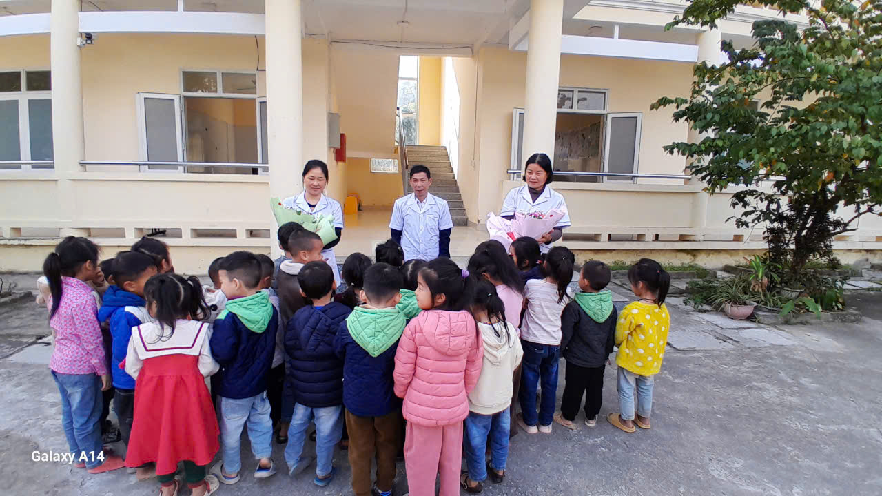 Trường mầm non Bản Nhùng tổ chức hoạt động tri ân nhân ngày thầy thuốc việt nam 27/2