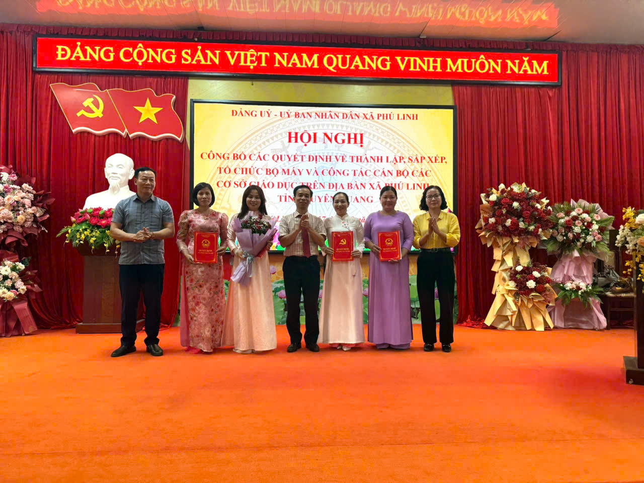 Hội nghị công bố các quyết định về thành lập, sắp xếp tổ chức, bộ máy và công tác cán bộ các cơ sở giáo dục trên địa bàn xã