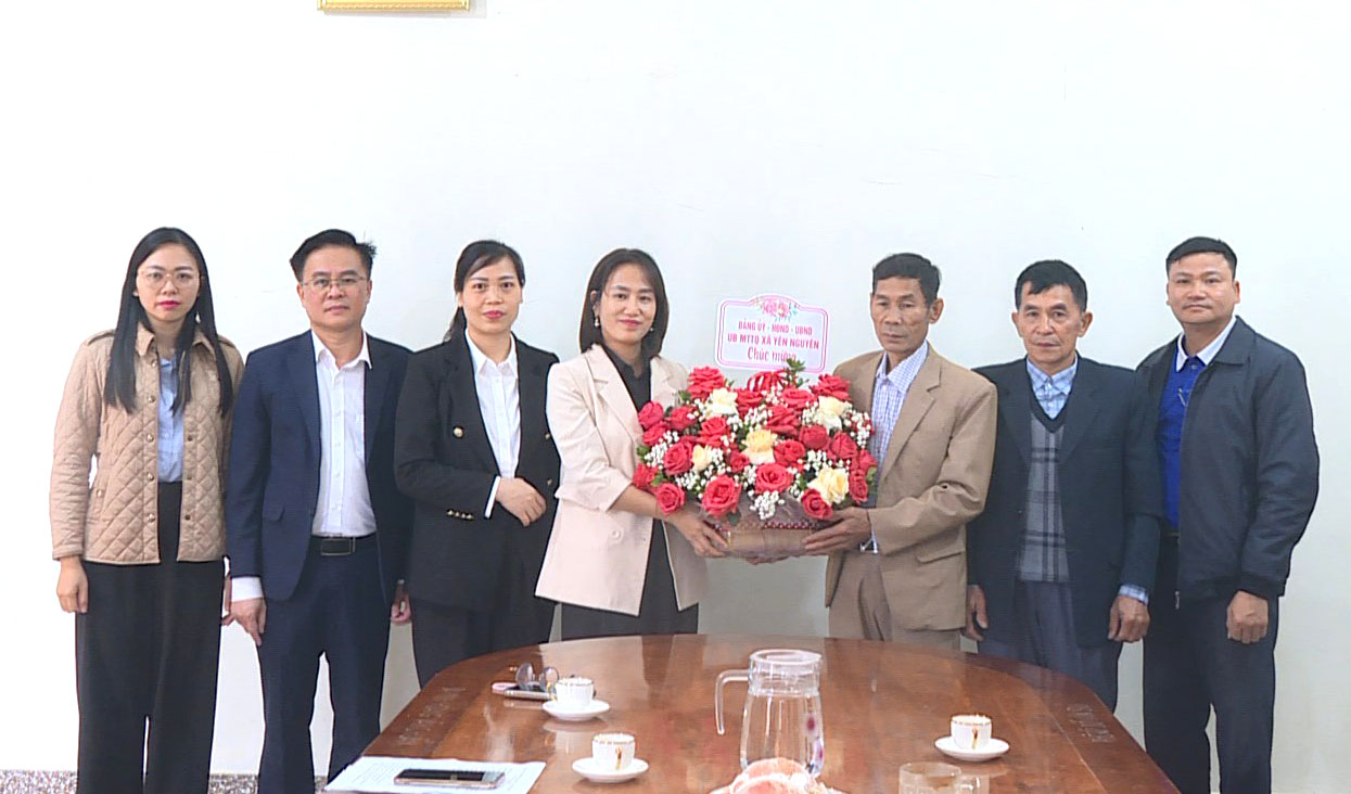 Đồng chí Hà Thị Thảo thăm và tặng quà Họ giáo Bắc Nhụng, xã Yên Nguyên