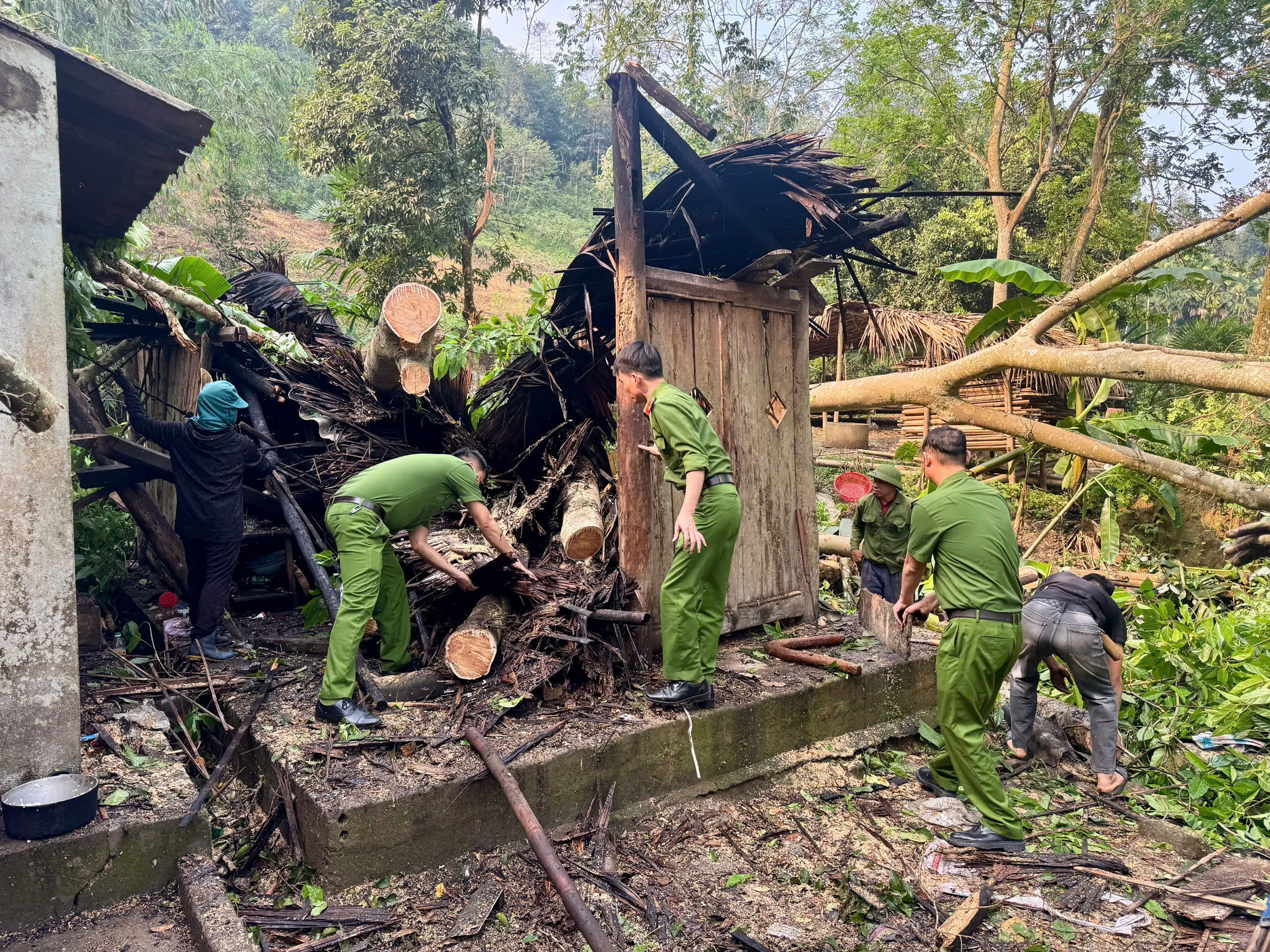 CÔNG AN XÃ VĨNH TUY TÍCH CỰC GIÚP DÂN KHẮC PHỤC HẬU QUẢ MƯA BÃO THEO PHONG TRÀO “BA NHẤT”