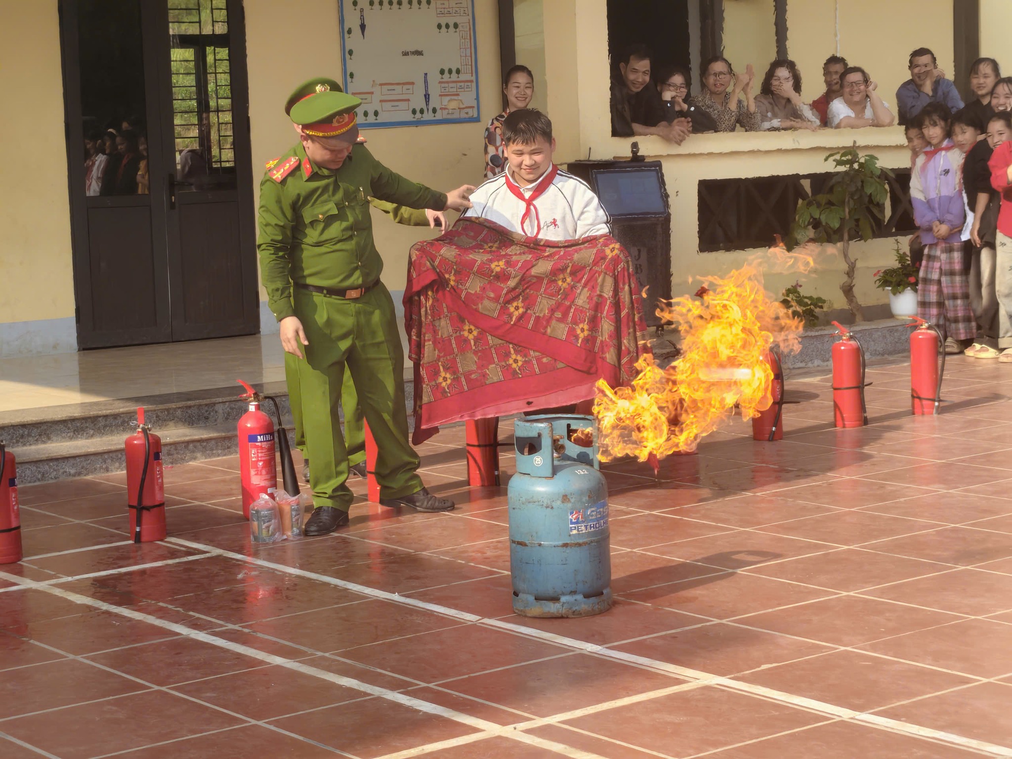 Công an xã Tát Ngà tổ chức tuyên truyền, hướng dẫn thực hành phòng cháy chữa cháy tại Trường PTDTBT THCS Tát Ngà