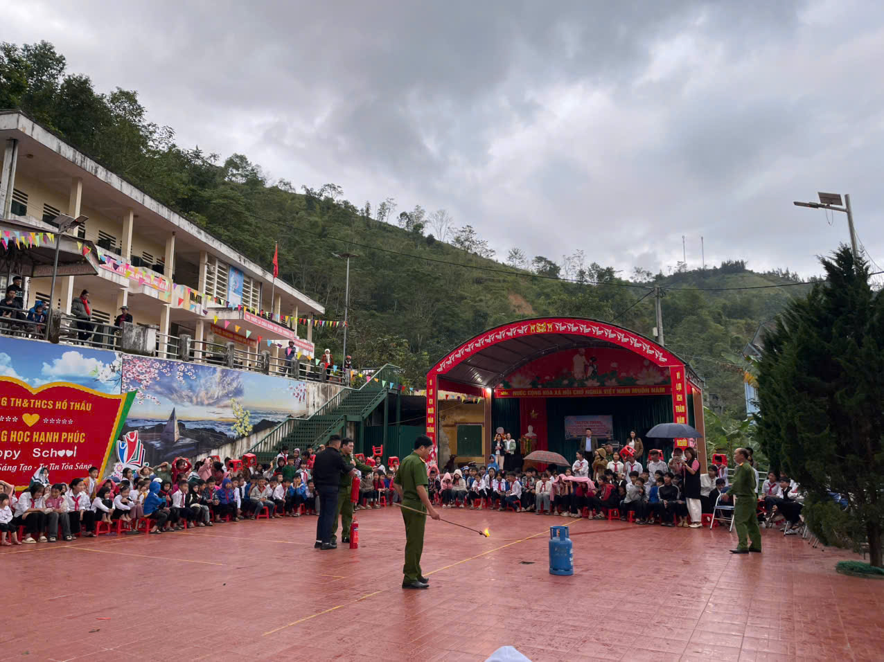 CÔNG AN XÃ HỒ THẦU TUYÊN TRUYỀN PHÁP LUẬT TẠI TRƯỜNG HỌC