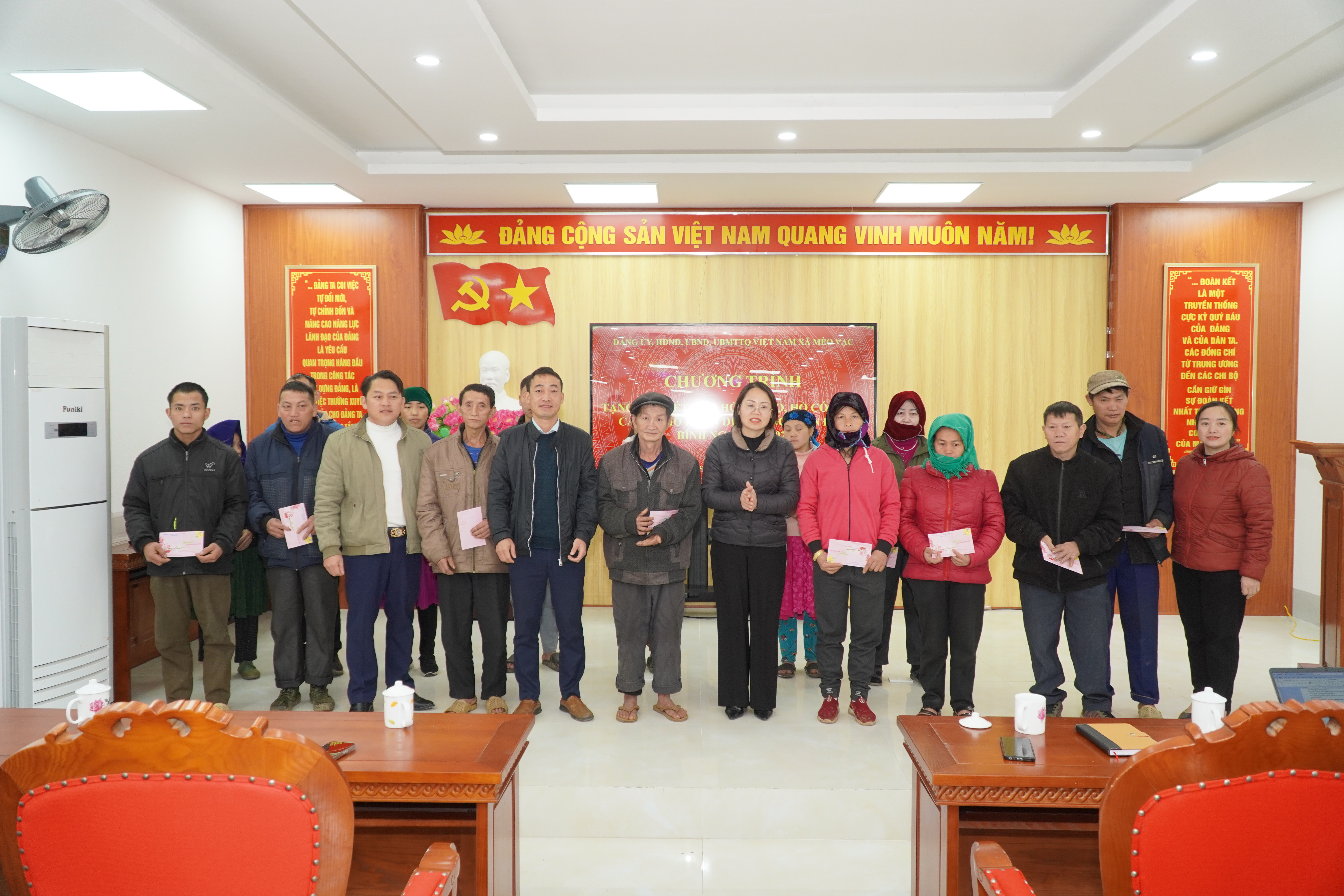 Xã Mèo Vạc trao quà cho hộ nghèo, hộ có hoàn cảnh khó khăn nhân dịp Tết Nguyên đán Bính Ngọ 2026