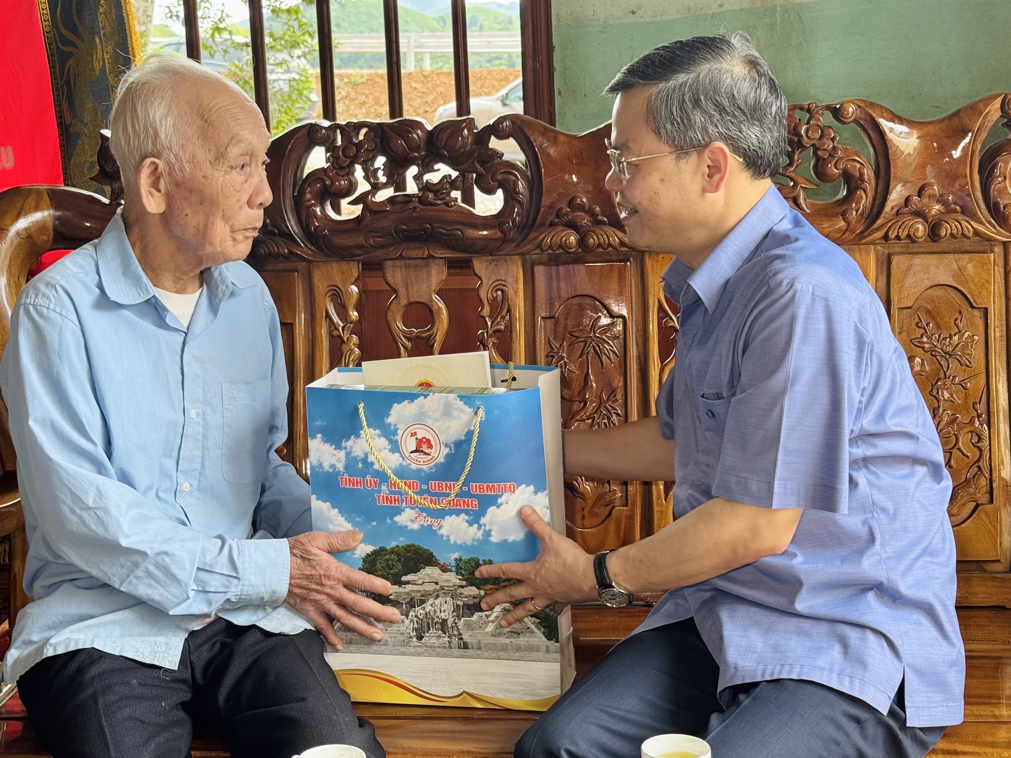 Đồng chí Nguyễn Văn Sơn, Phó Bí thư Tỉnh ủy, Chủ tịch HĐND tỉnh thăm, tặng quà người có công tại xã Sơn Dương và Tân Trào