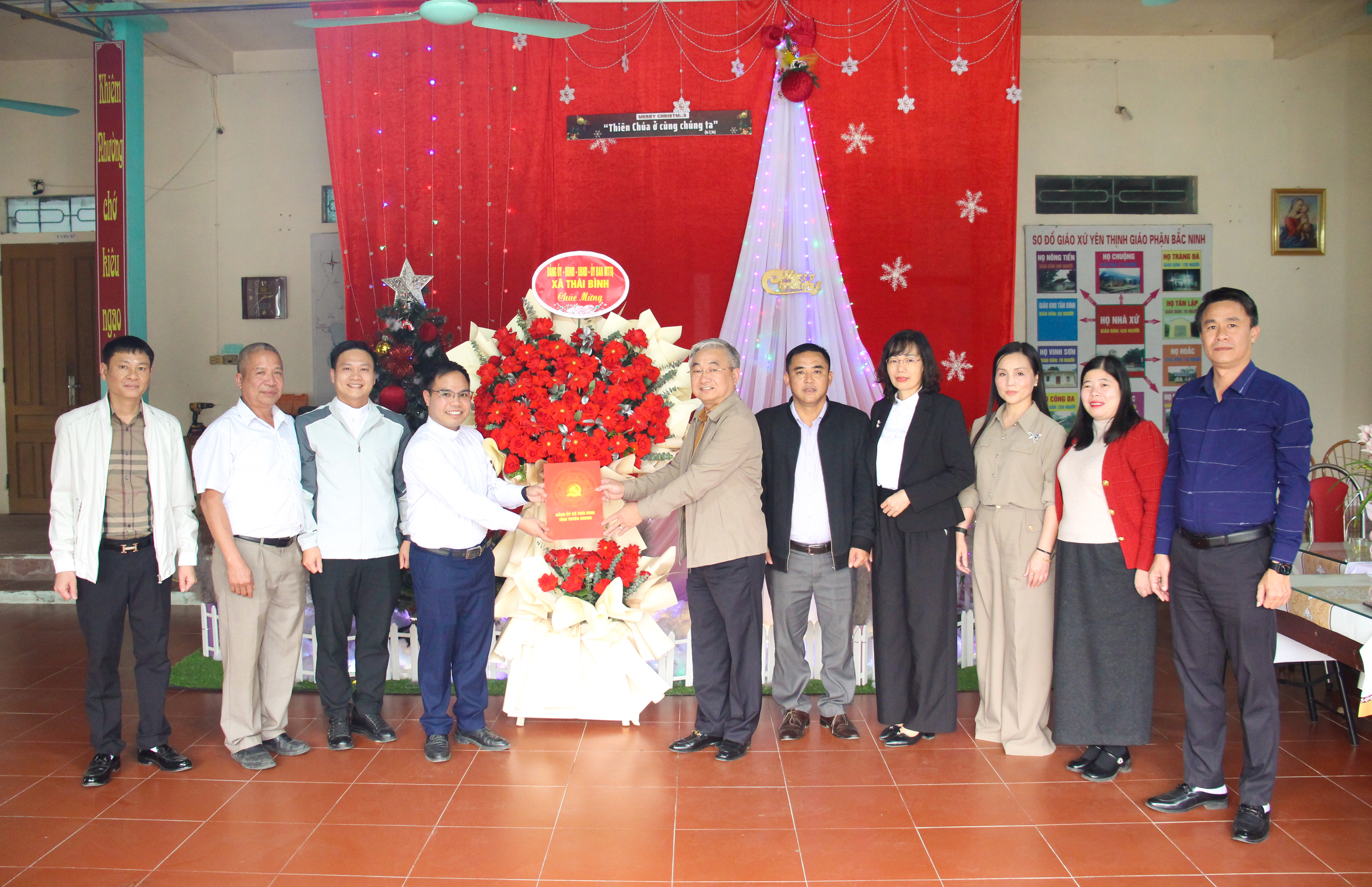 Đồng chí Bí thư Đảng ủy xã Thái Bình chúc mừng giáo xứ Yên Thịnh dịp Giáng sinh 2025