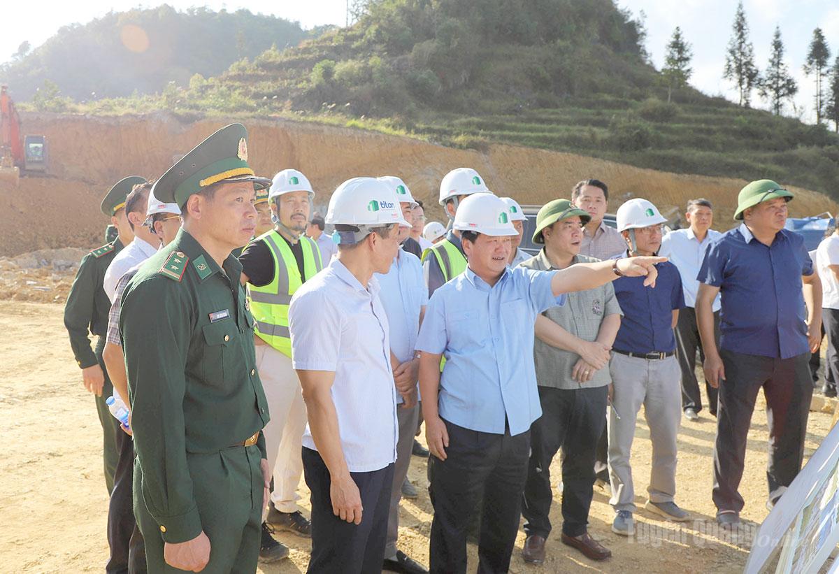 Bí thư Tỉnh uỷ Hầu A Lềnh khảo sát thực tế tại xã Lũng Cú