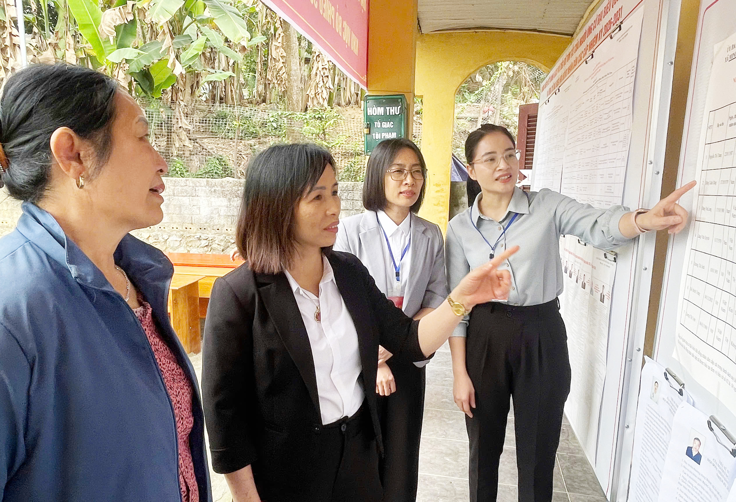 Đồng chí Nguyễn Thị Thủy kiểm tra công tác bầu cử tại xã Minh Thanh