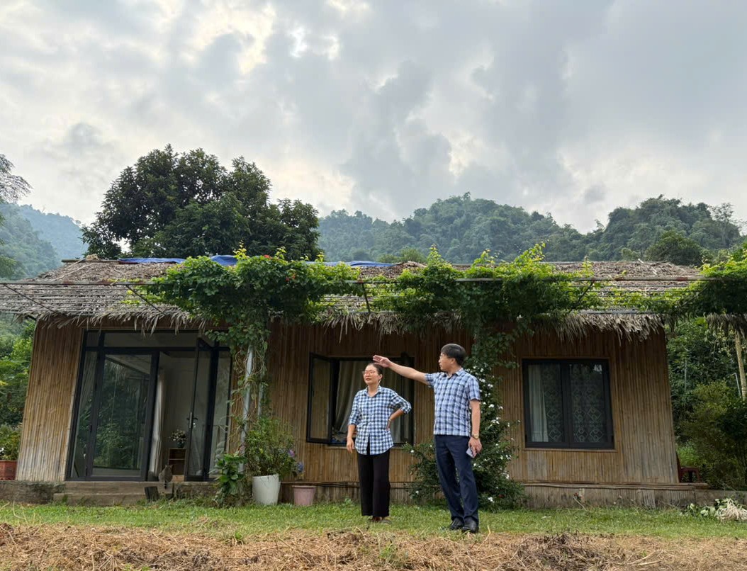Bí thư Đảng ủy xã Nà Hang thăm mô hình kinh tế du lịch nông trại Sao Farmstay
