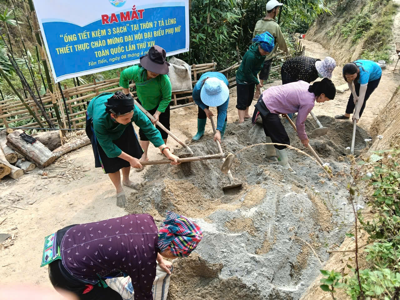 Hội LHPN xã Tân Tiến ra mắt mô hình “Ống tiết kiệm 3 sạch”, chung tay xây dựng nông thôn mới