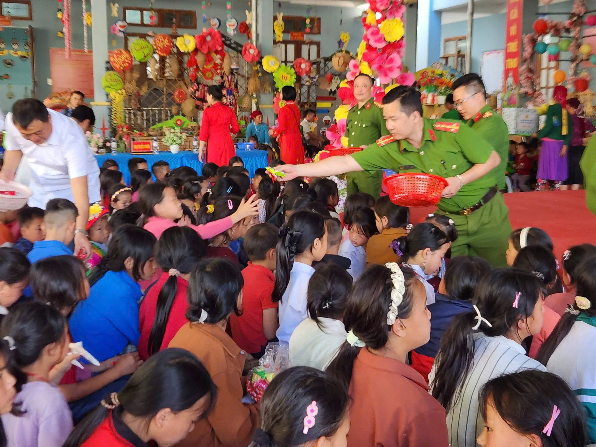 CÔNG AN XÃ ĐỒNG VĂN PHỐI HỢP TUYÊN TRUYỀN PHÁP LUẬT VÀ TẶNG QUÀ THIẾU NHI TẠI XÃ PẢI LỦNG