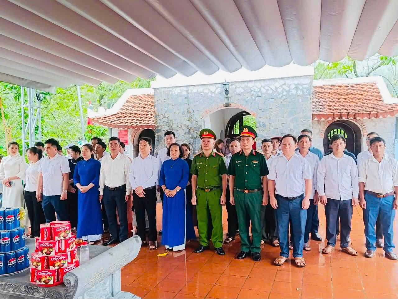 ĐOÀN ĐẠI BIỂU XÃ MINH NGỌC DÂNG HOA, DÂNG HƯƠNG TƯỞNG NIỆM CÁC ANH HÙNG LIỆT SĨ