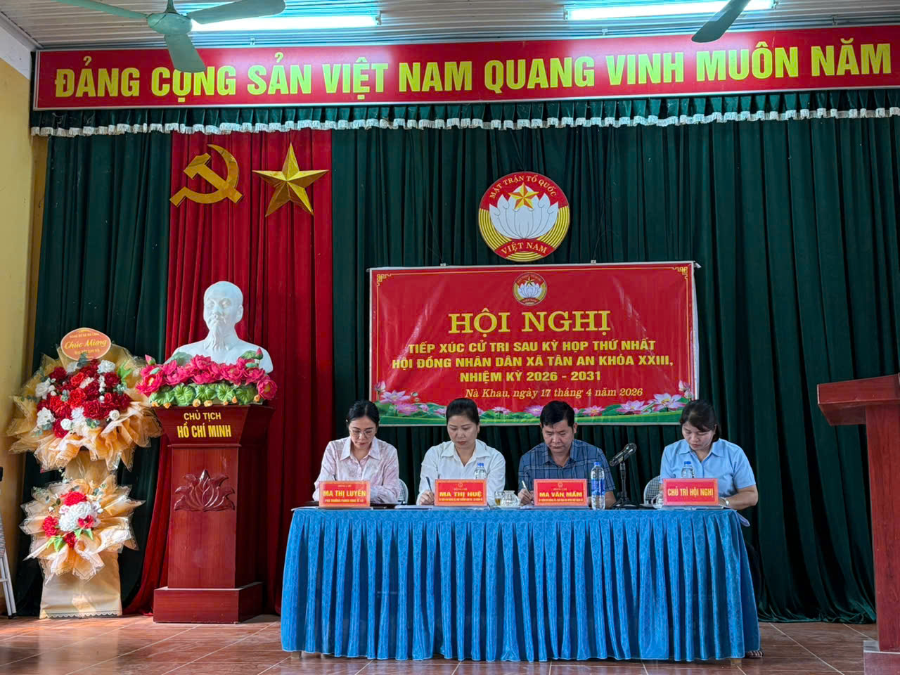 ĐỒNG CHÍ MA VĂN MẦM - UỶ VIÊN BTV ĐẢNG UỶ, CHỦ TỊCH UỶ BAN MTTQ XÃ TÂN AN CÙNG TỔ ĐẠI BIỂU SỐ 3  HĐND XÃ TIẾP XÚC CỬ TRI THÔN NÀ KHAU XÃ TÂN AN