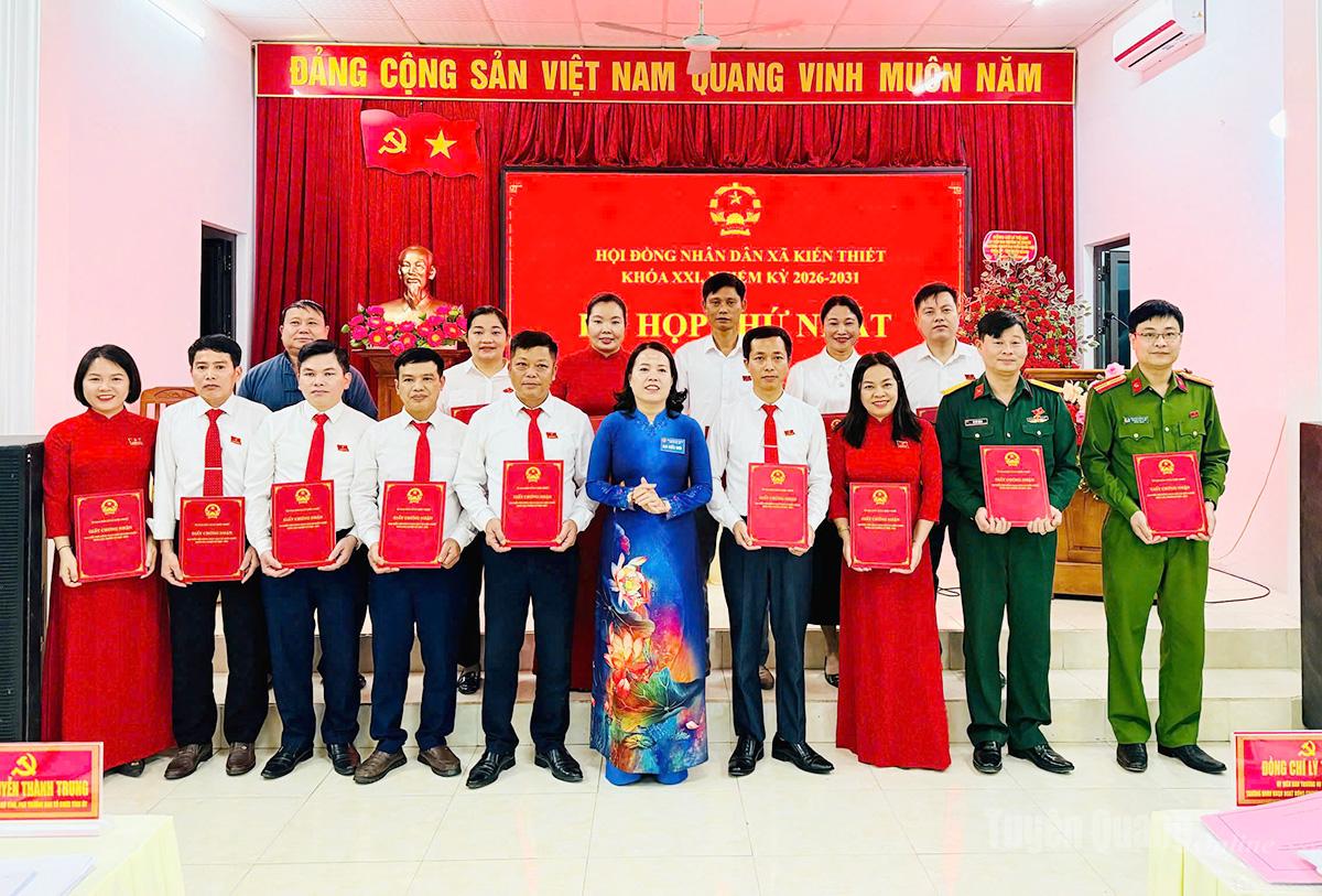 Đồng chí Lý Thị Lan, Trưởng đoàn ĐBQH hoạt động chuyên trách khoá XV tỉnh dự Kỳ họp thứ nhất HĐND xã Kiến Thiết