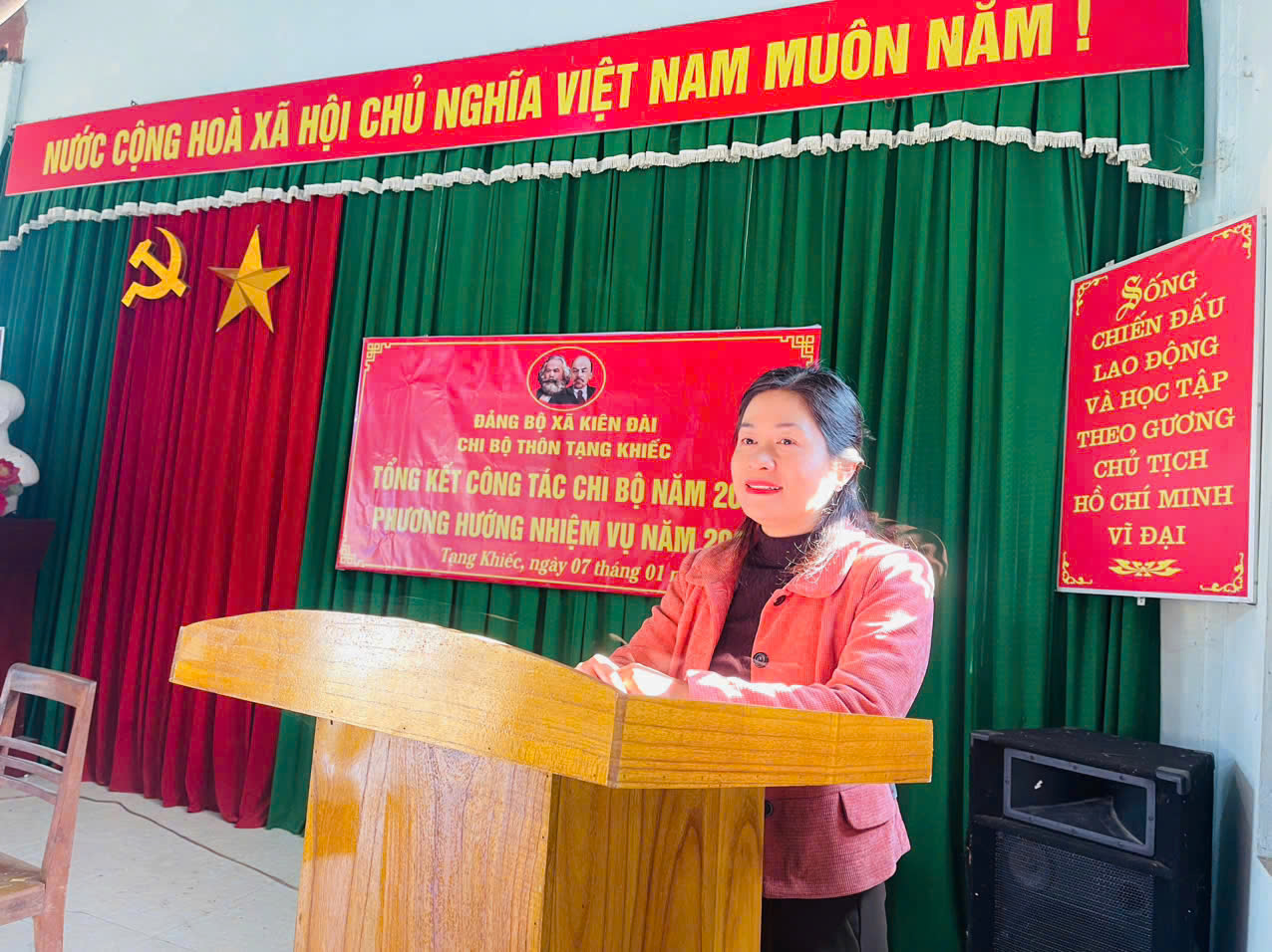 Đồng chí Bí thư Đảng ủy, Chủ tich HĐND xã dự tổng kết Chi bộ thôn Tạng Khiếc