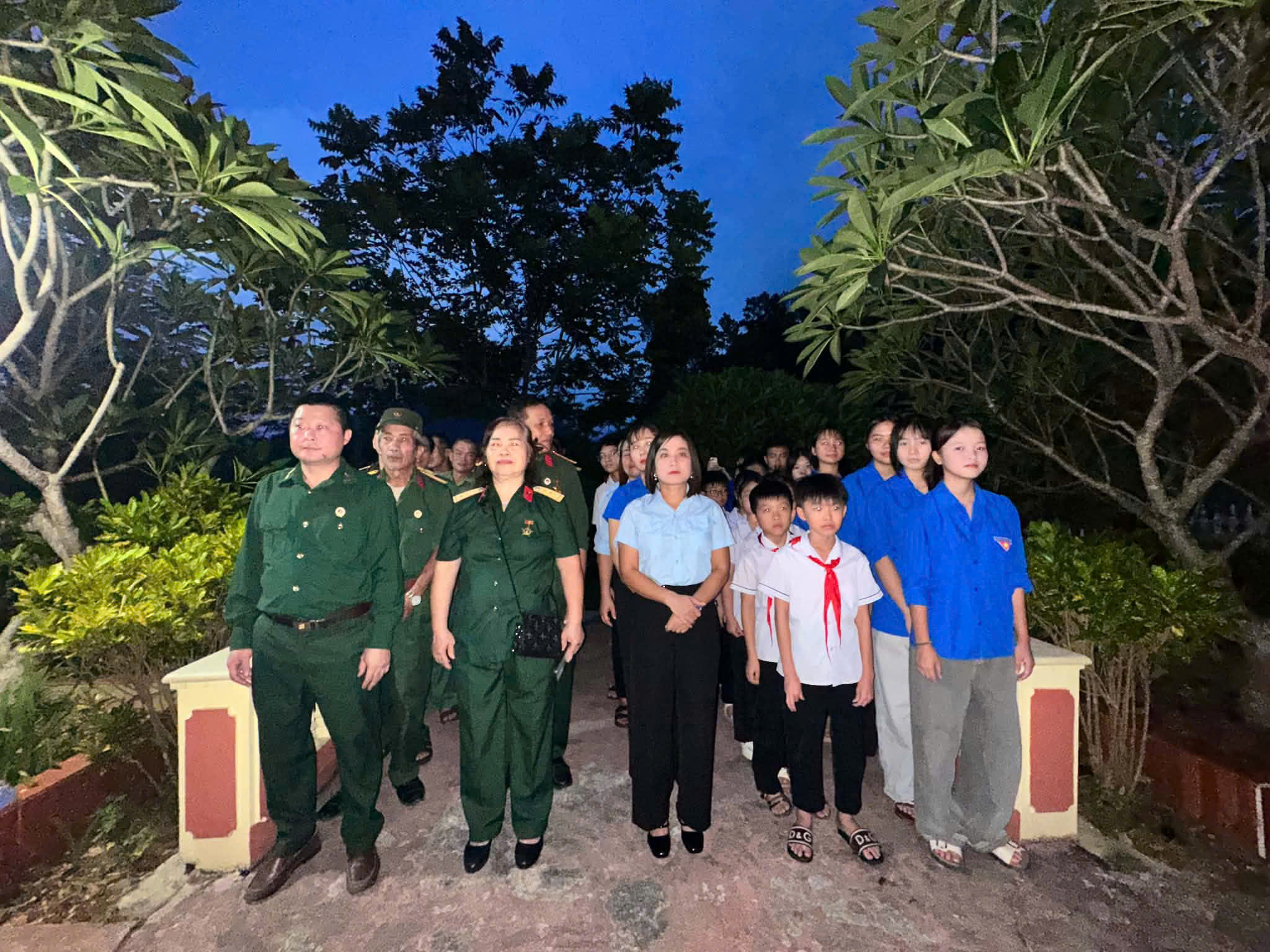 Hội CCB viếng bia tưởng niệm 27 th 7 đoàn đại biểu.jpg