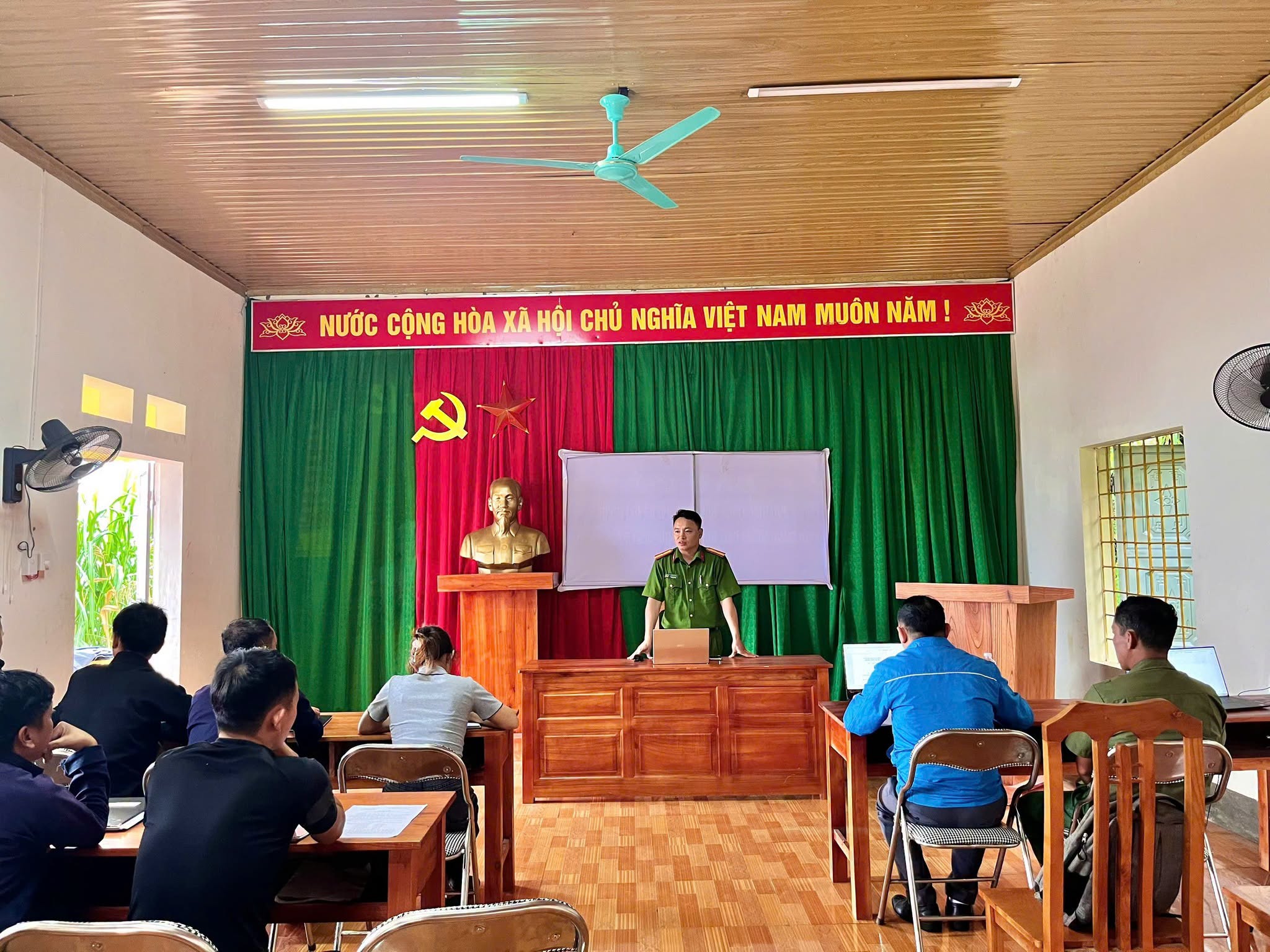 ĐỒNG CHÍ THÀO MÍ LỬ – ỦY VIÊN BAN THƯỜNG VỤ ĐẢNG ỦY, TRƯỞNG CÔNG AN XÃ LÀM VIỆC VỚI CHI BỘ HÁ ĐỀ
