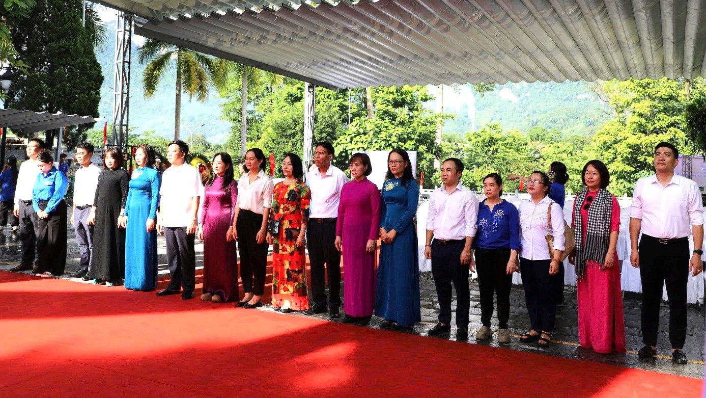 Sở Tư pháp tỉnh Tuyên Quang tổ chức Lễ dâng hương tại Nghĩa trang Liệt sĩ Quốc gia Vị Xuyên