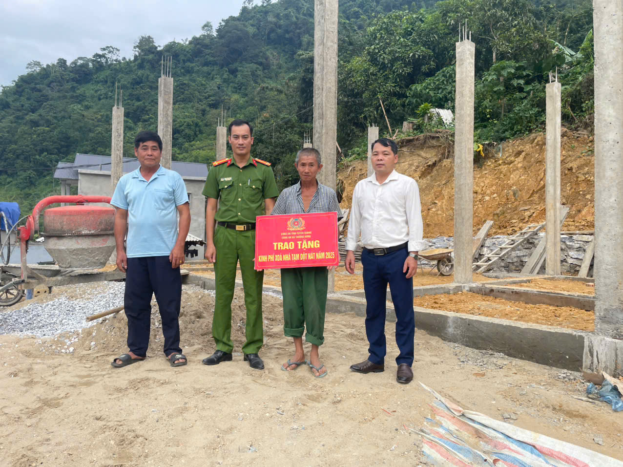 CÔNG AN XÃ THƯỢNG NÔNG TRAO TẶNG KINH PHÍ HỖ TRỢ XÓA NHÀ TẠM TRÊN ĐỊA BÀN