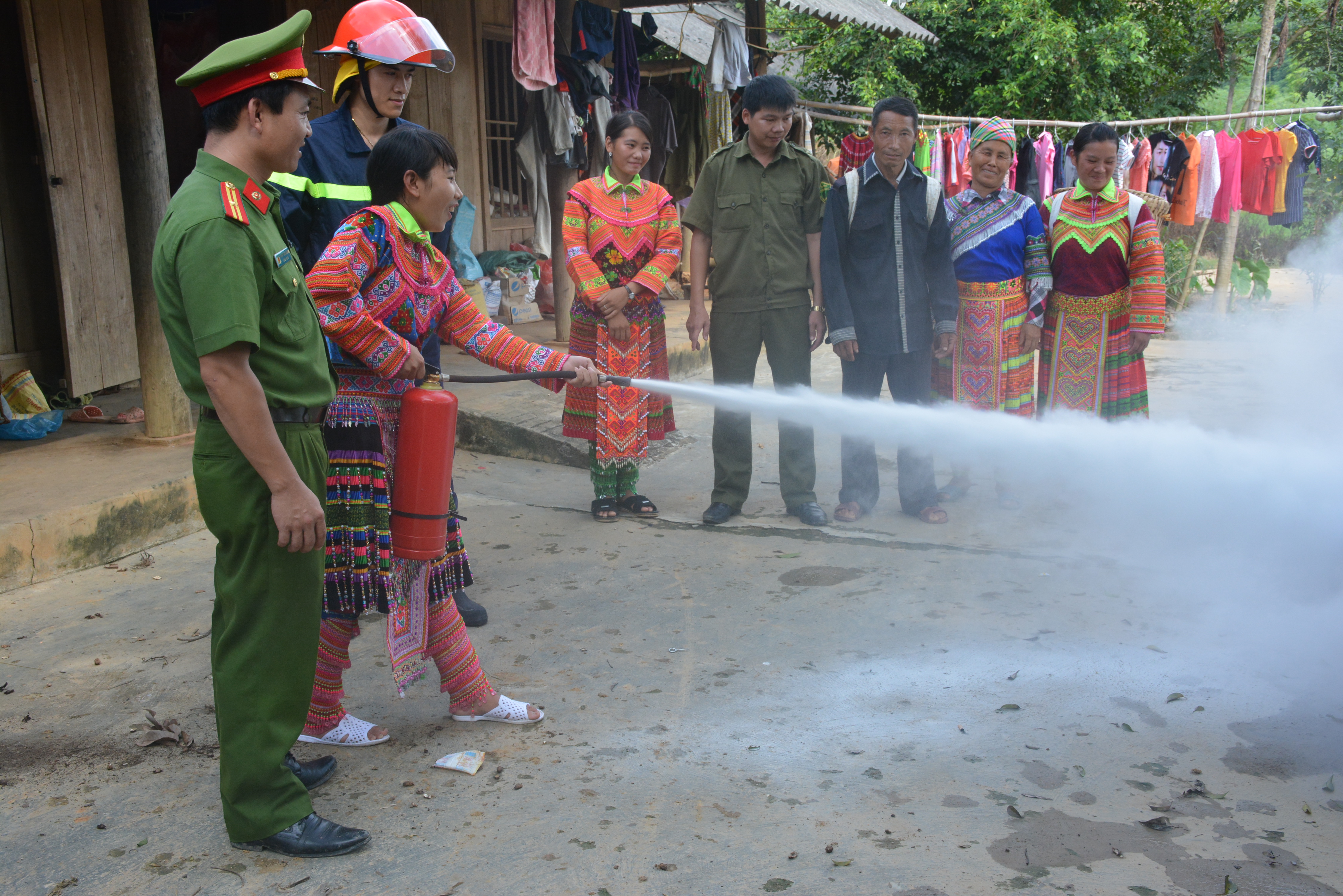 PHÒNG CHÁY VÀ CHỮA CHÁY RỪNG XUẤT PHÁT TỪ LÒNG DÂN