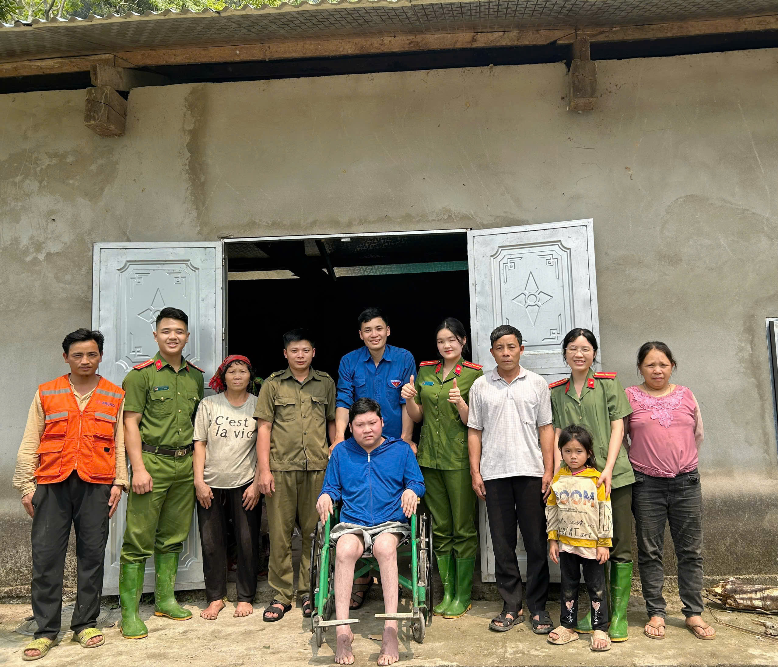 CÔNG AN XÃ THÔNG NGUYÊN CHUNG TAY HỖ TRỢ NGƯỜI DÂN KHẮC PHỤC HẬU QUẢ SAU MƯA LỐC