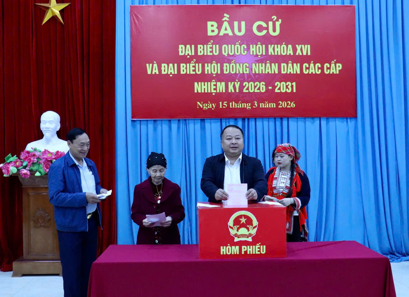 Chủ tịch UBND tỉnh Phan Huy Ngọc dự khai mạc bầu cử tại Phường Hà Giang 1