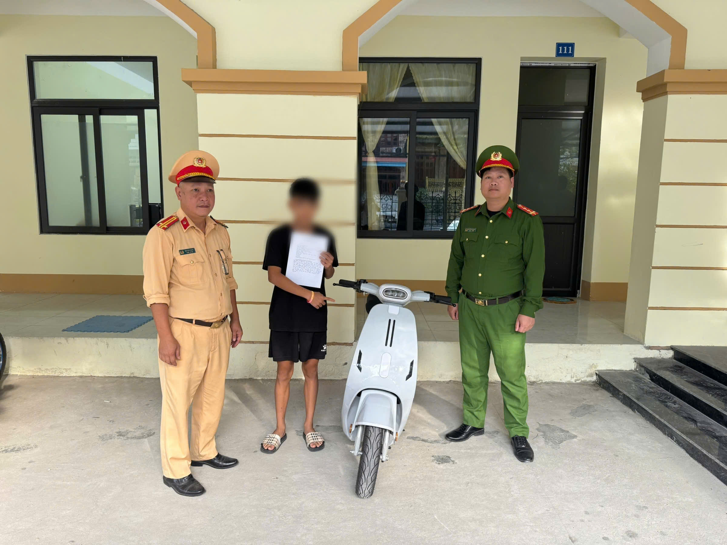 CÔNG AN PHƯỜNG HÀ GIANG 2 XÁC MINH VỤ VIỆC HỌC SINH ĐI XE ĐIỆN BUÔNG CẢ HAI TAY KHI THAM GIA GIAO THÔNG