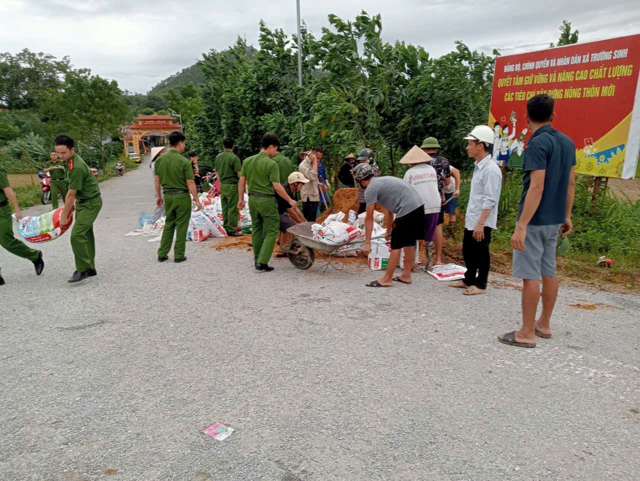 CÔNG AN XÃ TRƯỜNG SINH CHỦ ĐỘNG PHÒNG CHỐNG BÃO, HỖ TRỢ NHÂN DÂN DI DỜI TÀI SẢN