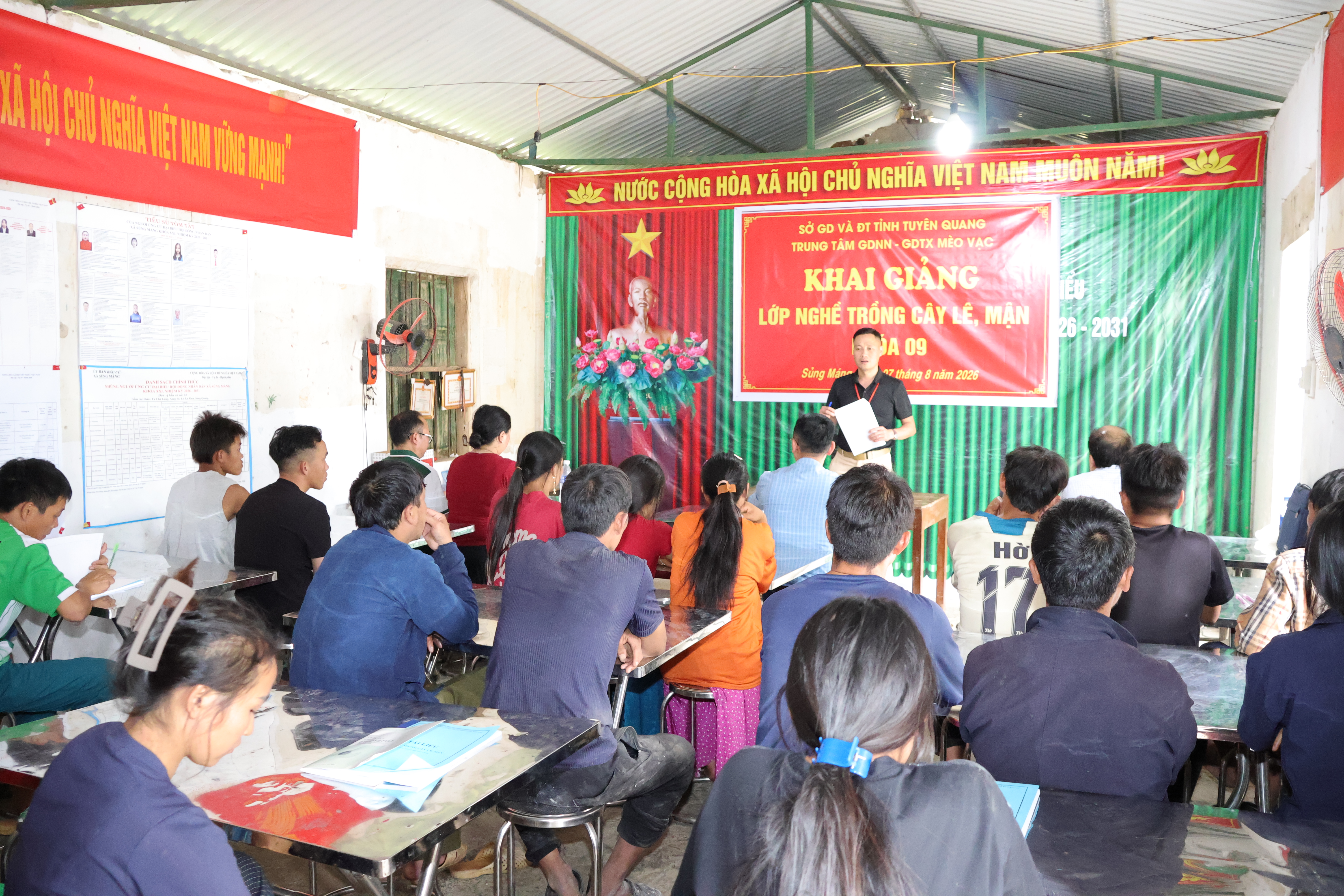 Khai giảng lớp đào tạo nghề trồng cây lê, mận khóa 09