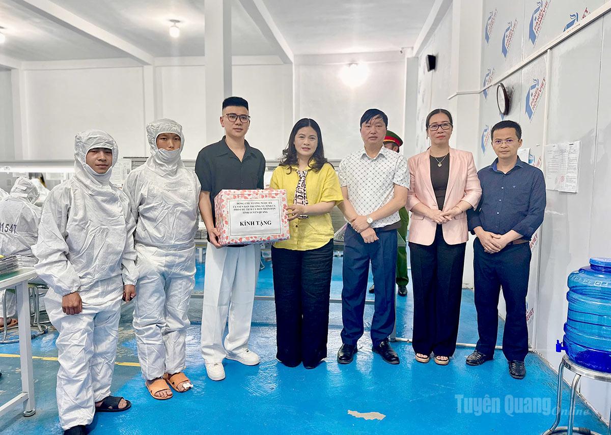 Đồng chí Vương Ngọc Hà, Phó Chủ tịch UBND tỉnh kiểm tra, giám sát tại xã Sà Phìn và Phố Bảng