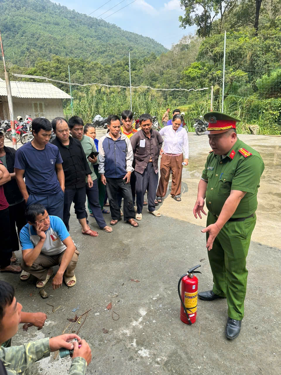 CÔNG AN XÃ LÙNG TÁM TĂNG CƯỜNG TUYÊN TRUYỀN PHÁP LUẬT, HỖ TRỢ NGƯỜI DÂN KÍCH HOẠT ĐỊNH DANH ĐIỆN TỬ