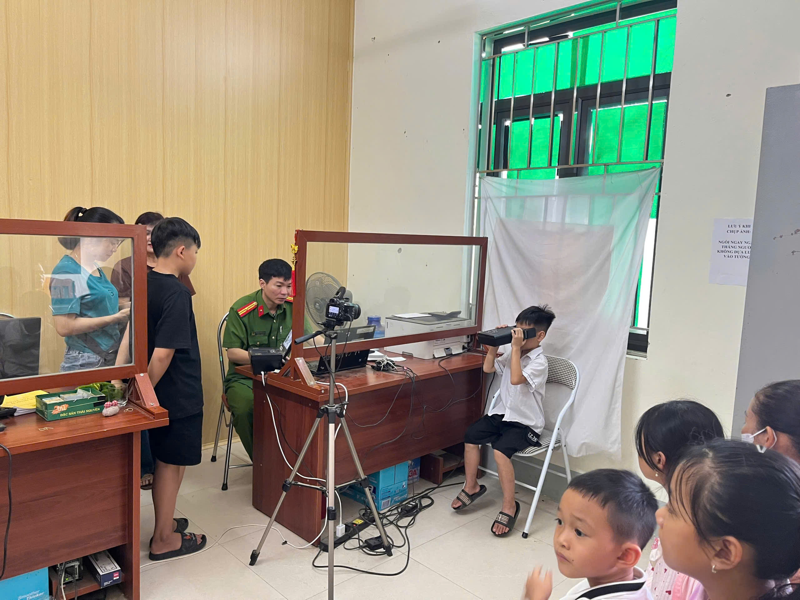 CÔNG AN XÃ VĨNH TUY TỔ CHỨC LÀM CĂN CƯỚC, ĐỊNH DANH ĐIỆN TỬ CHO TRẺ EM VÀO NGÀY NGHỈ CUỐI TUẦN – VÌ NHÂN DÂN PHỤC VỤ