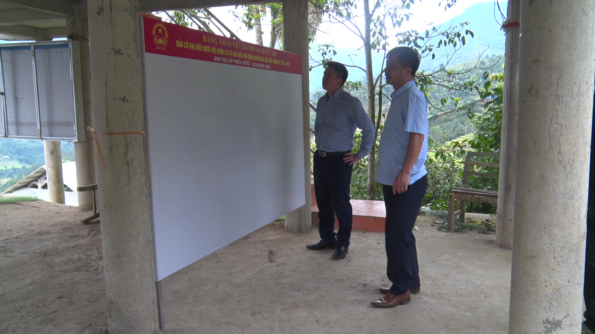 Đồng chí Bí thư Đảng uỷ Nguyễn Cao Cường, kiểm tra công tác chuẩn bị bầu cử thôn Nậm Khương tại điểm bầu cử số 02 trên địa bàn xã