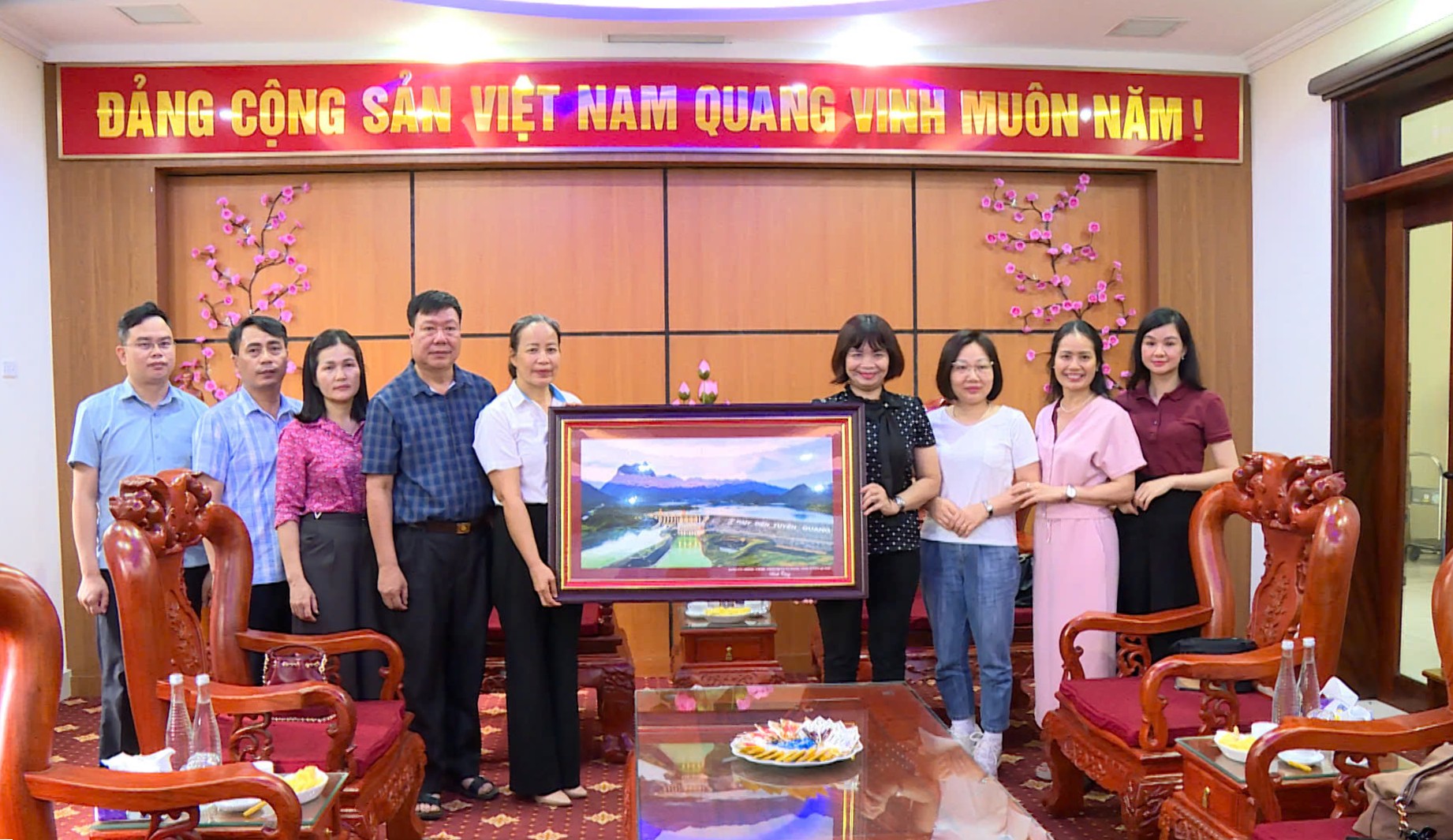 Đoàn công tác Đảng ủy Báo VietNamNet thăm, tìm hiểu thực tế và sinh hoạt chuyên đề tại xã Nà Hang