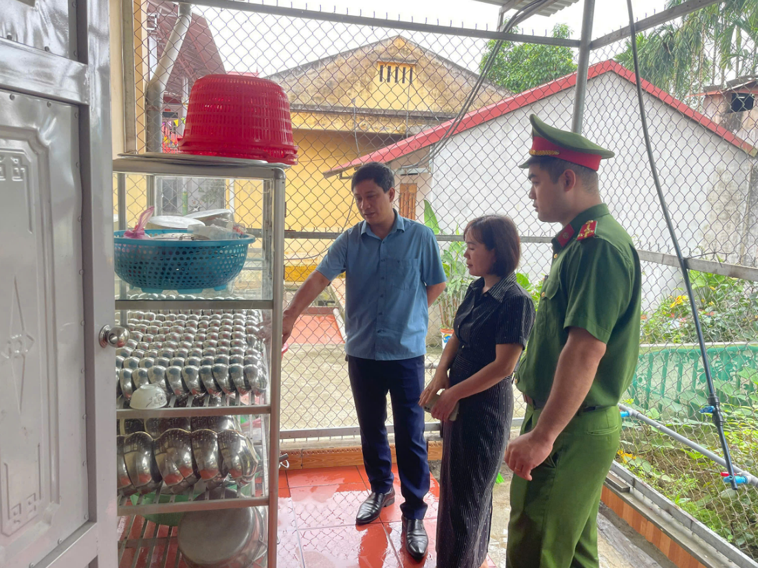 CÔNG AN XÃ HÒA AN PHỐI HỢP KIỂM TRA AN TOÀN THỰC PHẨM TẠI CÁC TRƯỜNG MẦM NON TRÊN ĐỊA BÀN