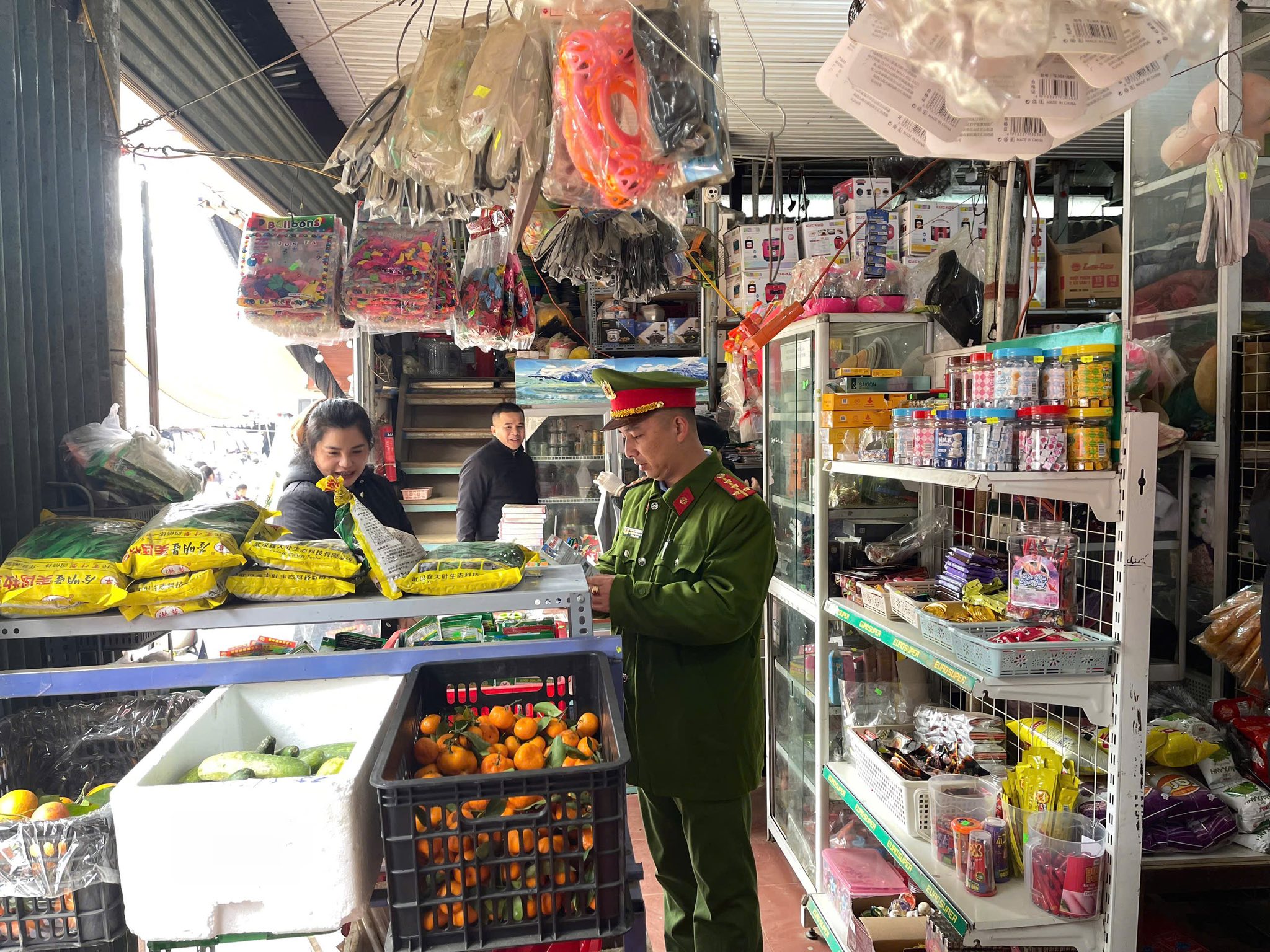 CÔNG AN XÃ GIÁP TRUNG  ĐẨY MẠNH KIỂM TRA, BẢO VỆ QUYỀN LỢI NGƯỜI TIÊU DÙNG